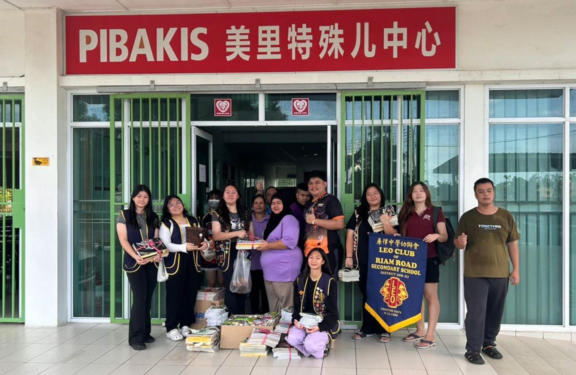 活动筹委会主席幼狮余佳家（左3）携同廉中幼狮会负责老师黄莉莉（右2）及幼狮们移交物品于中心负责人（左4）。
