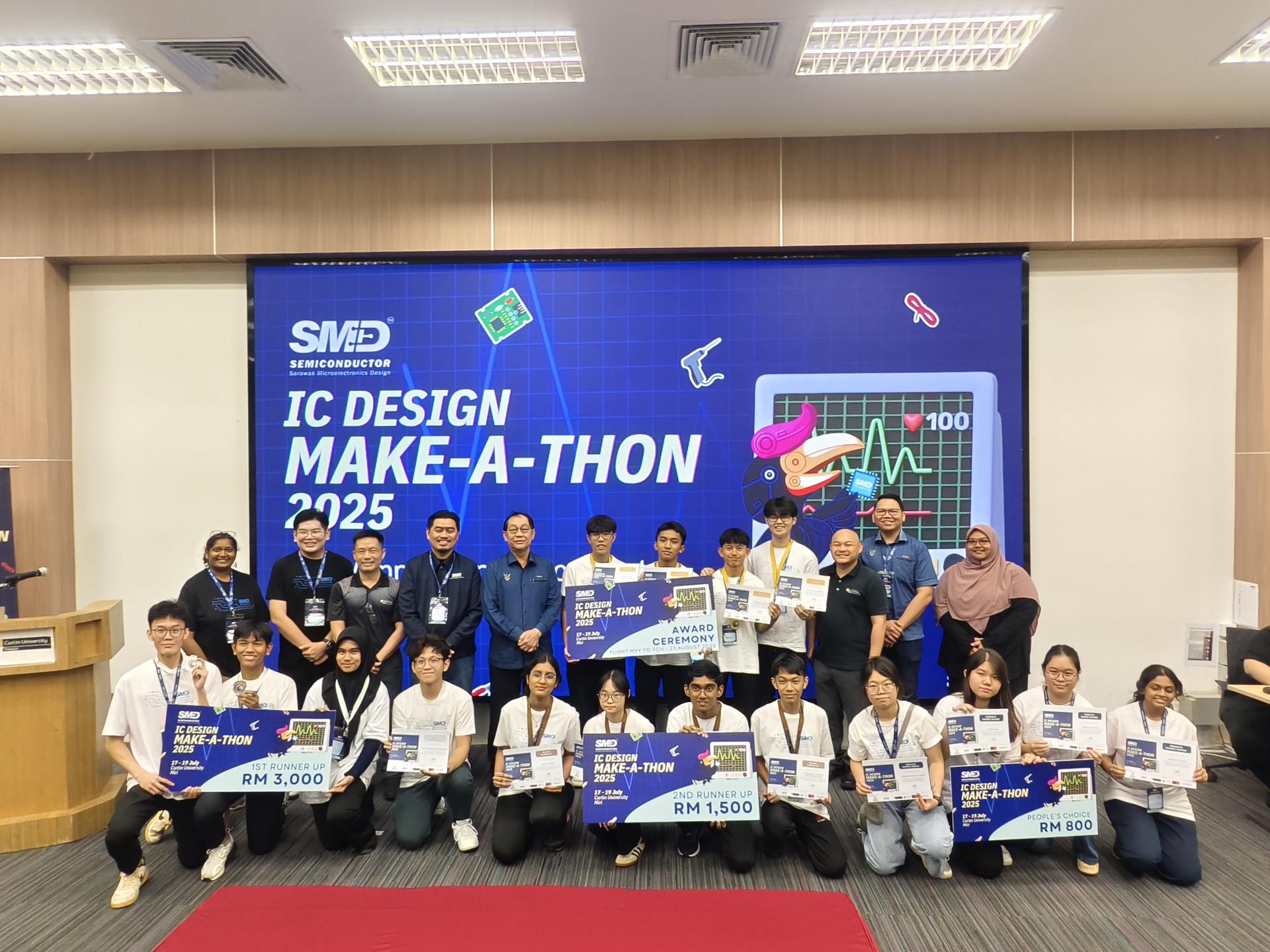 “2025年SMD半导体晶片设计（ICDesign MAKE-A-THON）”在科廷大学圆满落幕，并举行闭幕暨  颁奖礼。后排左5为砂拉越教育、创新及人才发展部副部长拿督法兰西哈丁、嘉宾与得奖者合影。