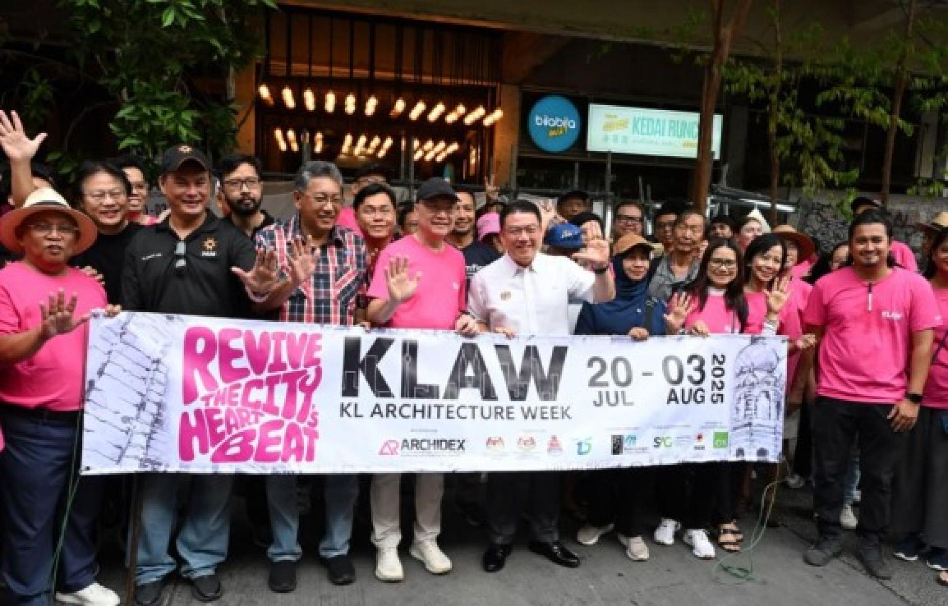 林烨成（左4起）与倪可敏一同推介“吉隆坡建筑周”，欢迎游客参观苏丹街周边的4座艺术建筑装置。