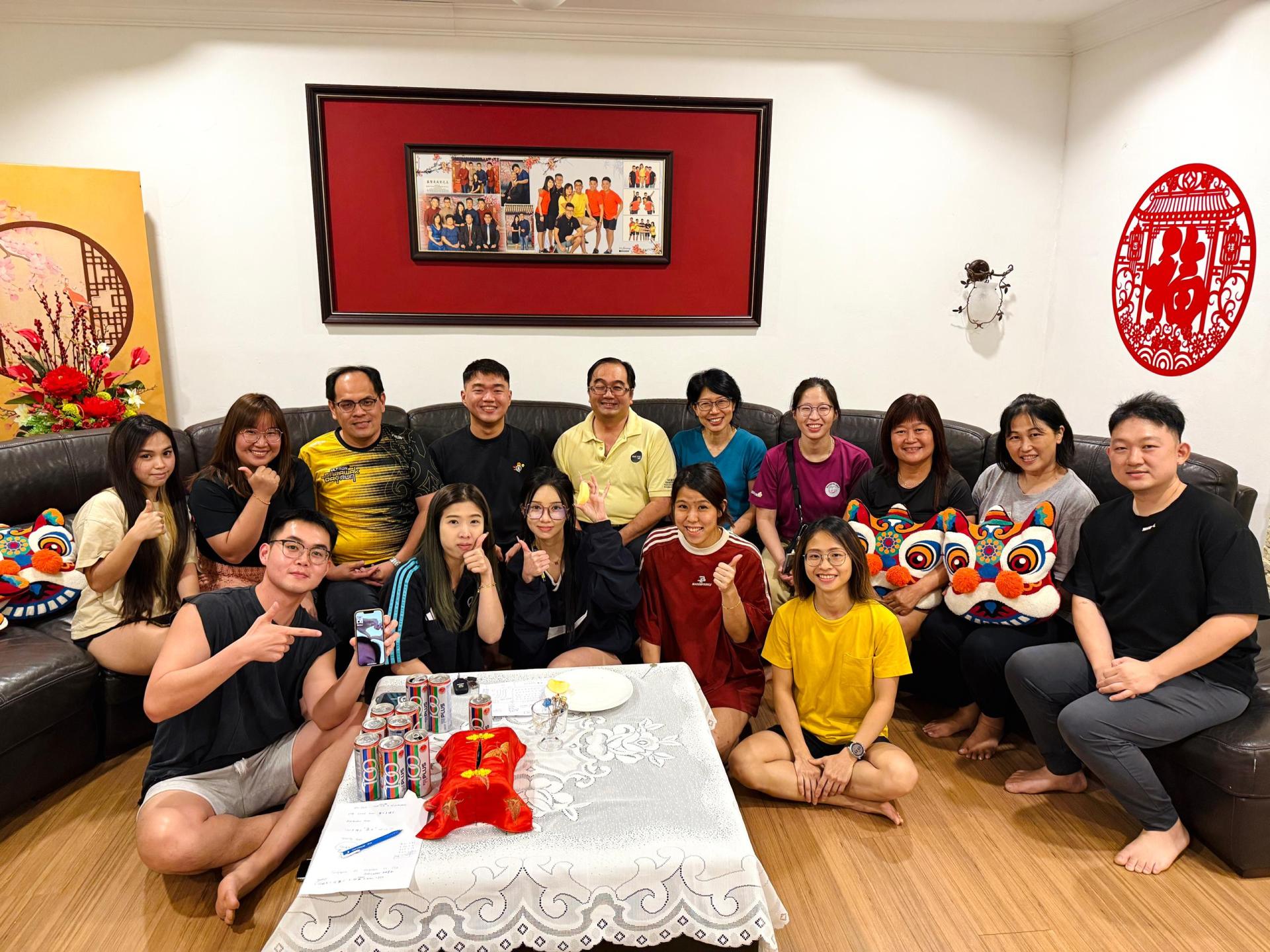 “722蛋糕慈善分享会”活动筹备会成员合影，后排左4为美里社区关怀团队会长兼筹备会主席李俊达。