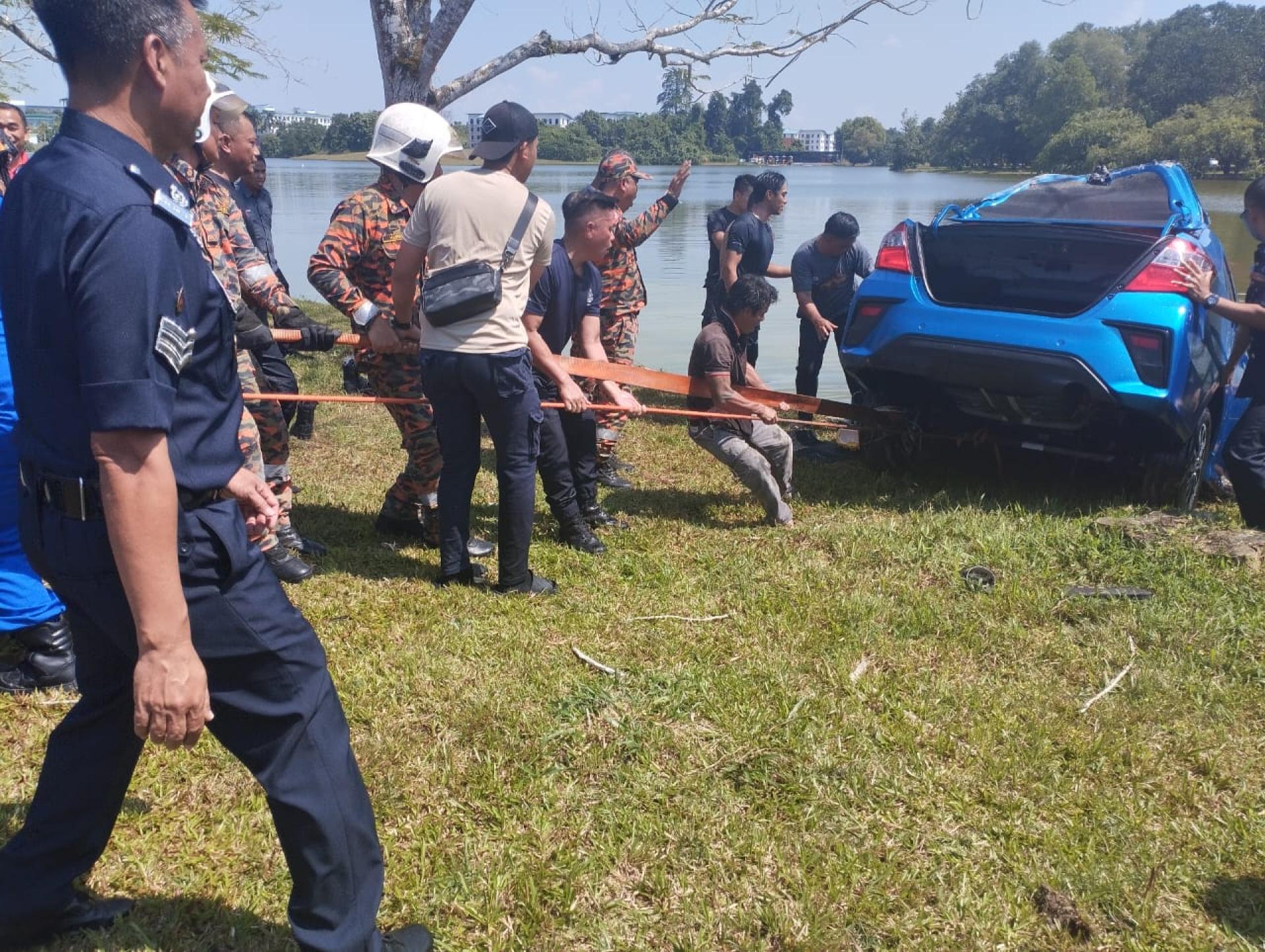 消拯人员与民众将车辆移出水面。