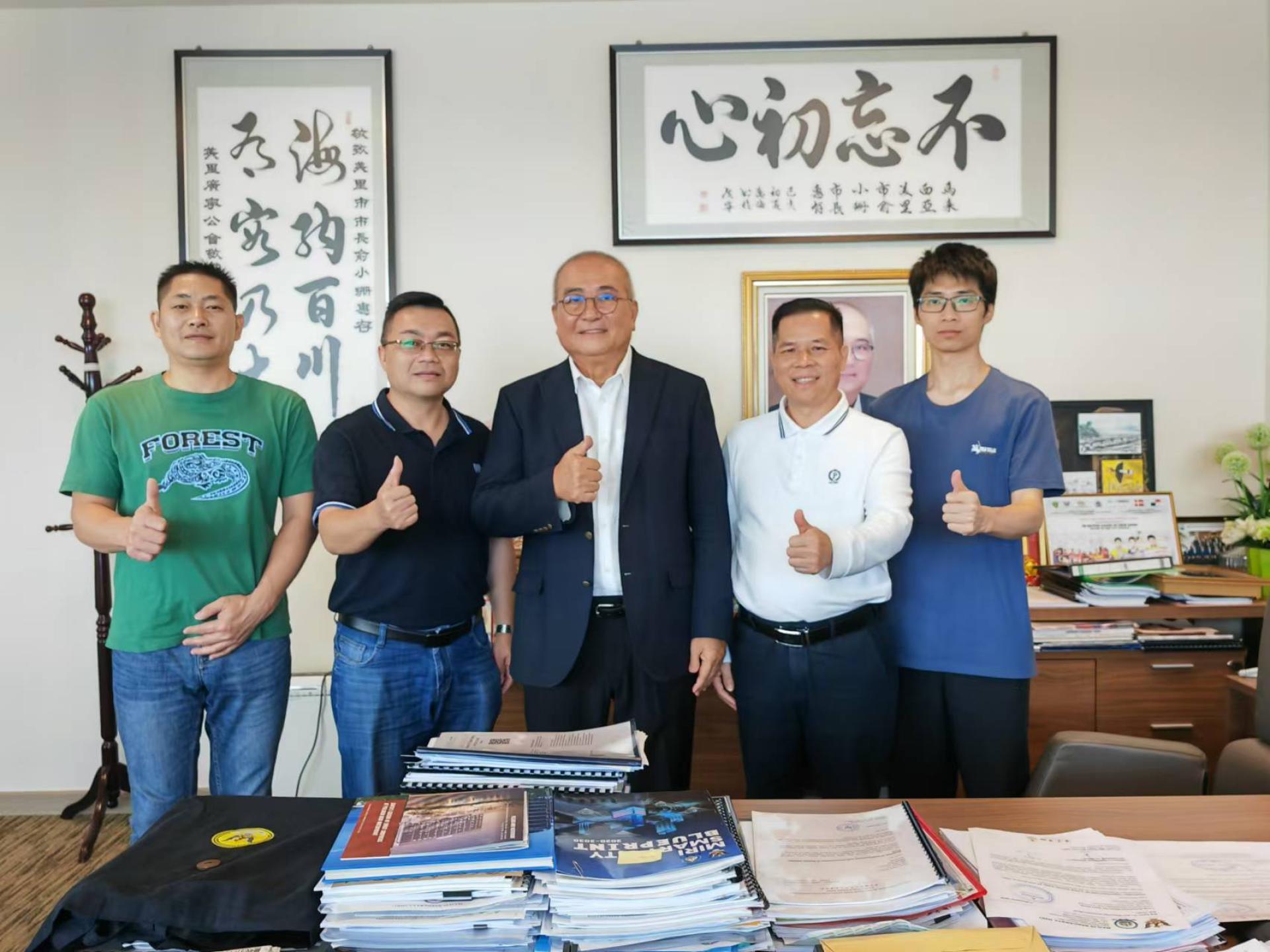 美里市长俞小珊（中）与世界广宁联谊总会会长高长城（右2）等人合影。