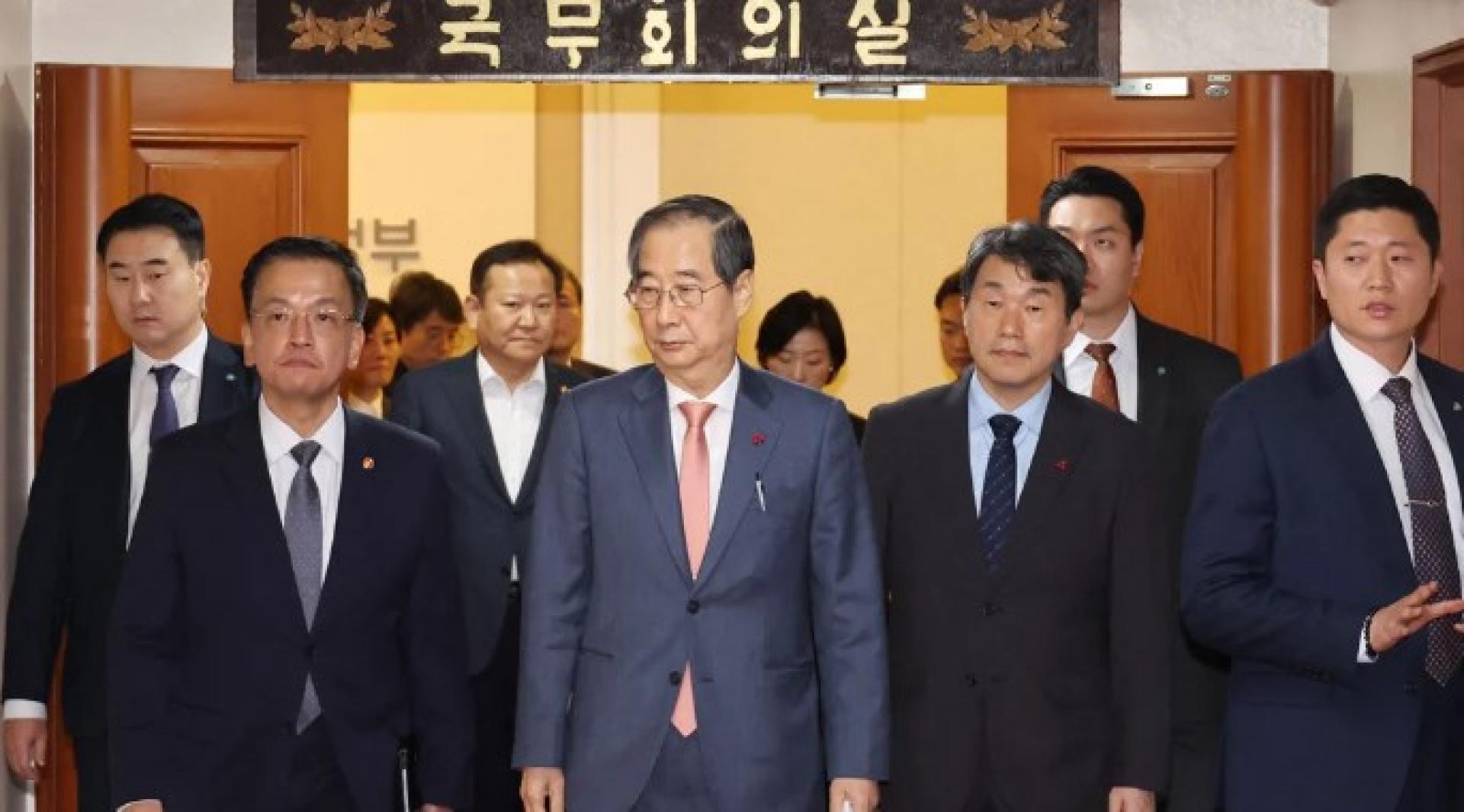 调查团向韩德洙（前中）提出接受紧急戒严事件调查要求。