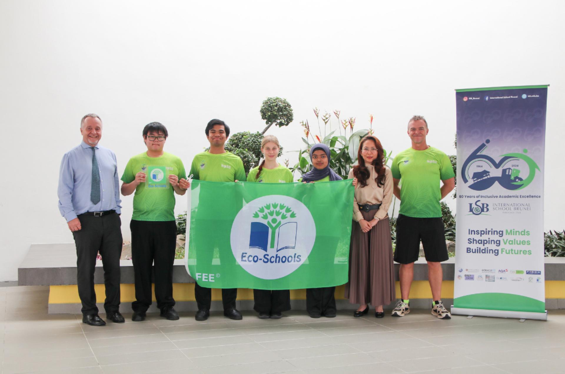 ISB 执行校长兼首席执行官 Dominic Morley；ISB 总经理 Vienna Law ；ISB 生态协调员 David Mark Evans 以及 ISB 生态勇士队合影。