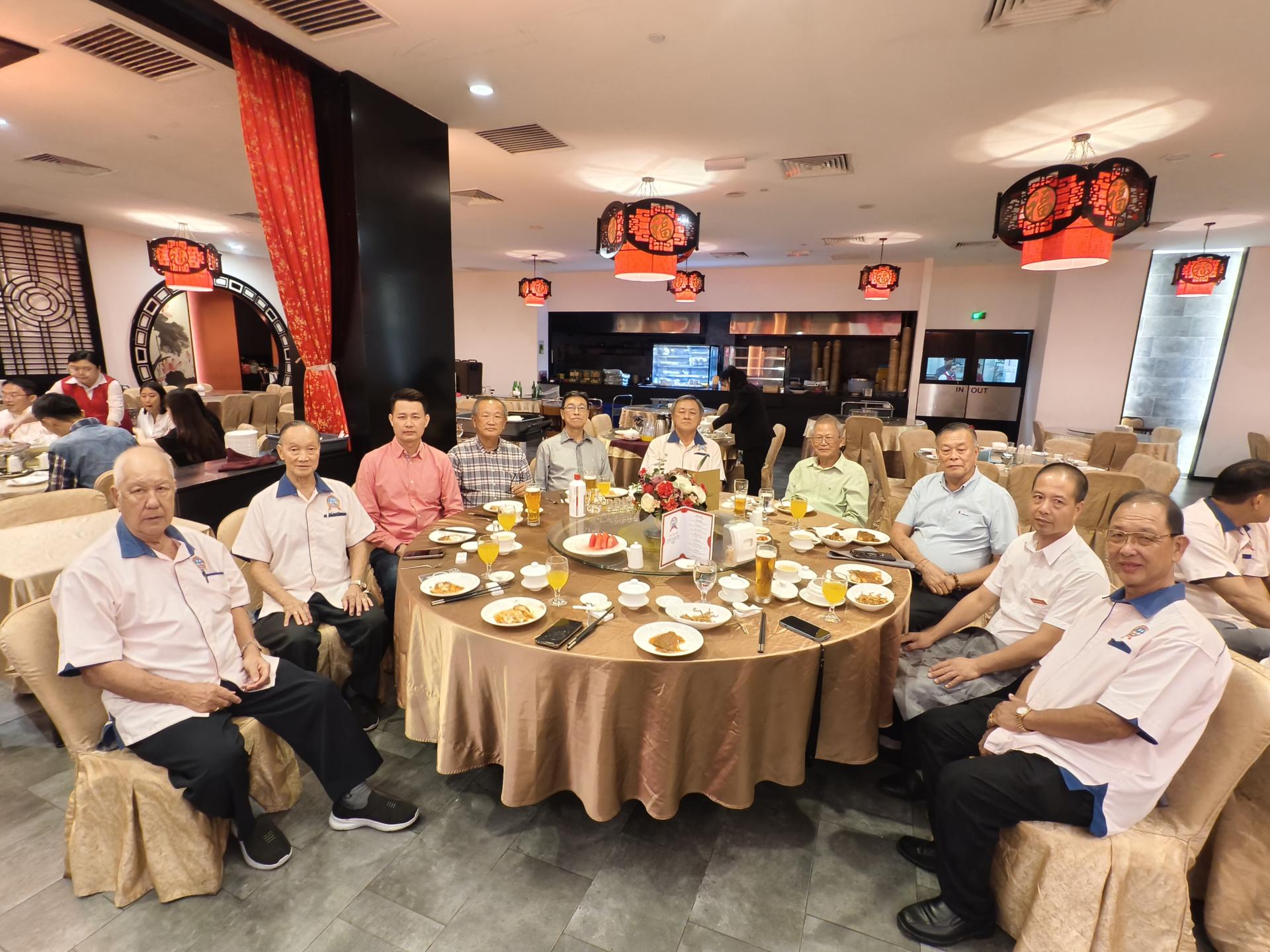 美里屏南公会会长陈家兴（左6）及2025年马来西亚海外华文交流团领队陈万研（右2）等培中  董事部代表与廉律中学董事部代表及美里屏南公会顾问团成员在欢送宴上合影。