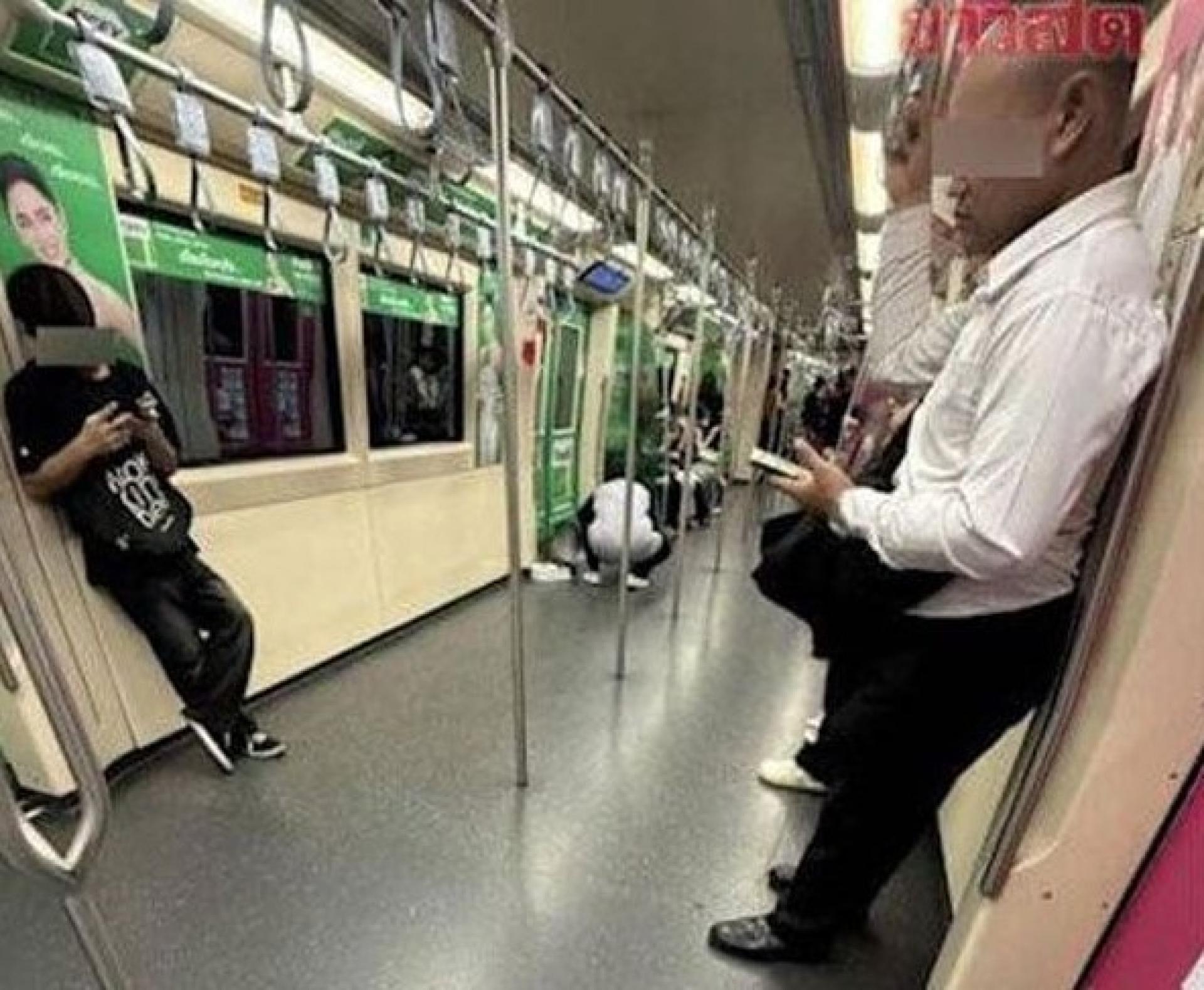 穿白衣的清洁人员蹲下来善后。