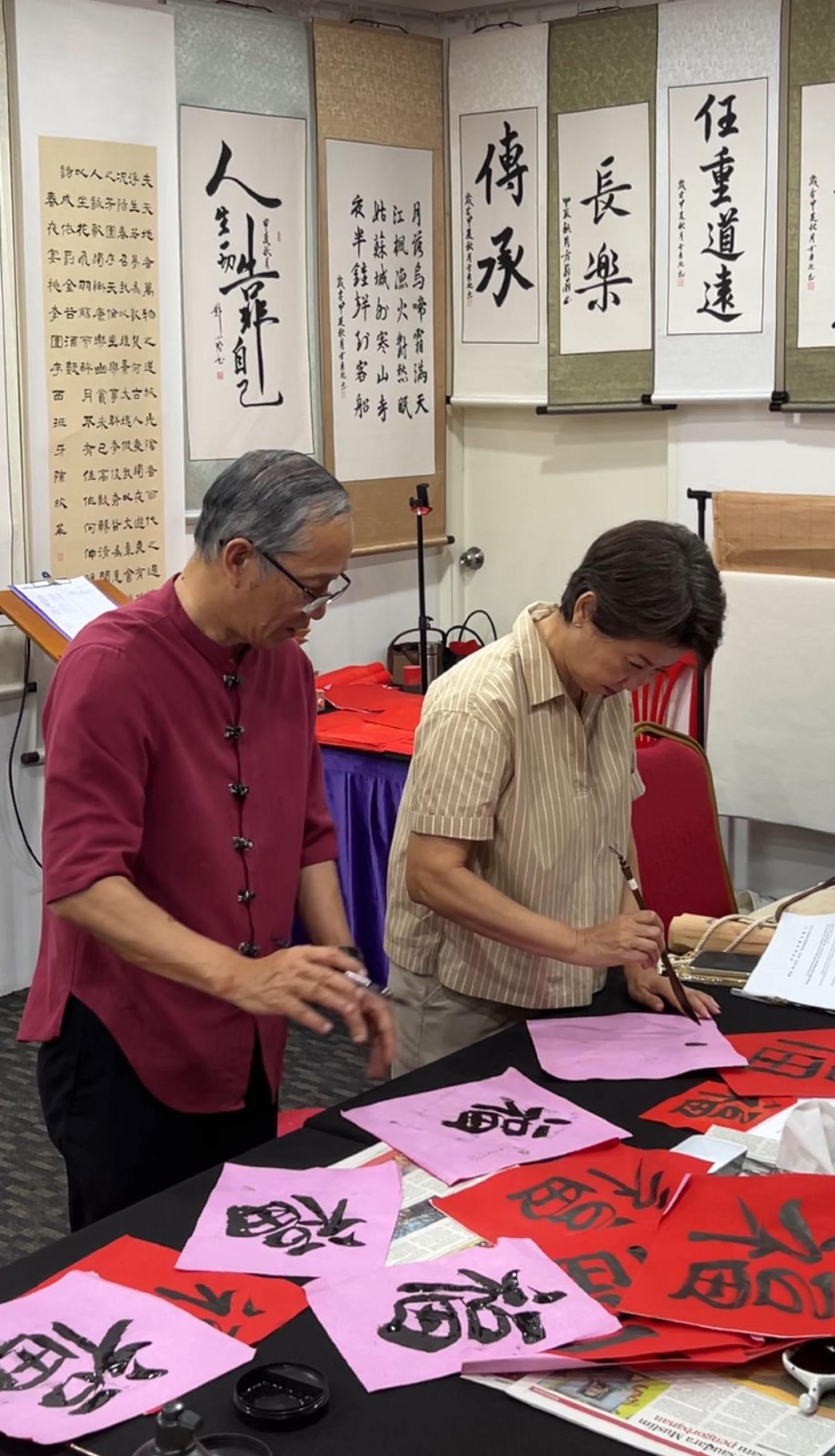 汶莱中华书画文化协会副会长包平生交换学习书法心得
