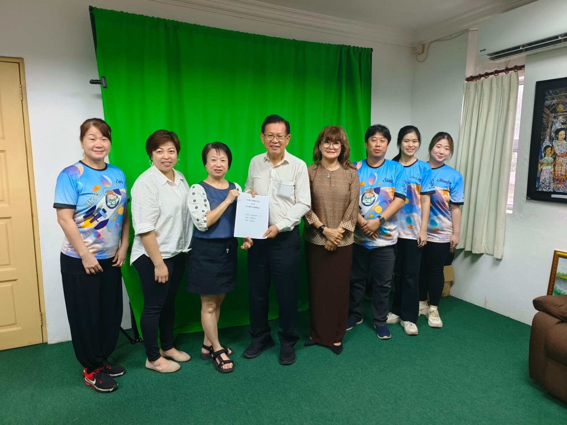 优舞艺舞蹈学院院长李惜霞（左3）移交邀请函予砂拉越交通部长拿督斯里李景胜。