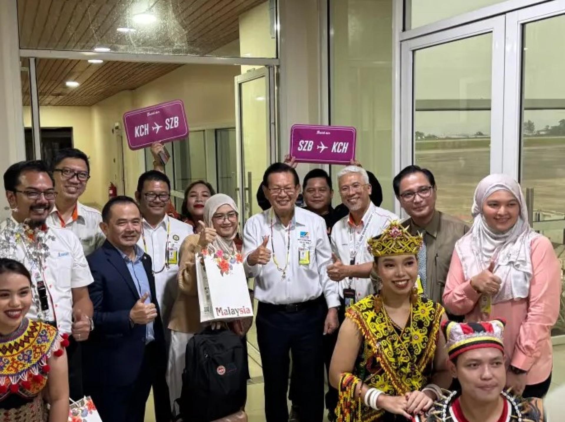 李景胜（后排左4）与其他官员于2025年7月28日，在古晋国际机场贵宾终站迎接首趟梳邦—古晋航班乘客。