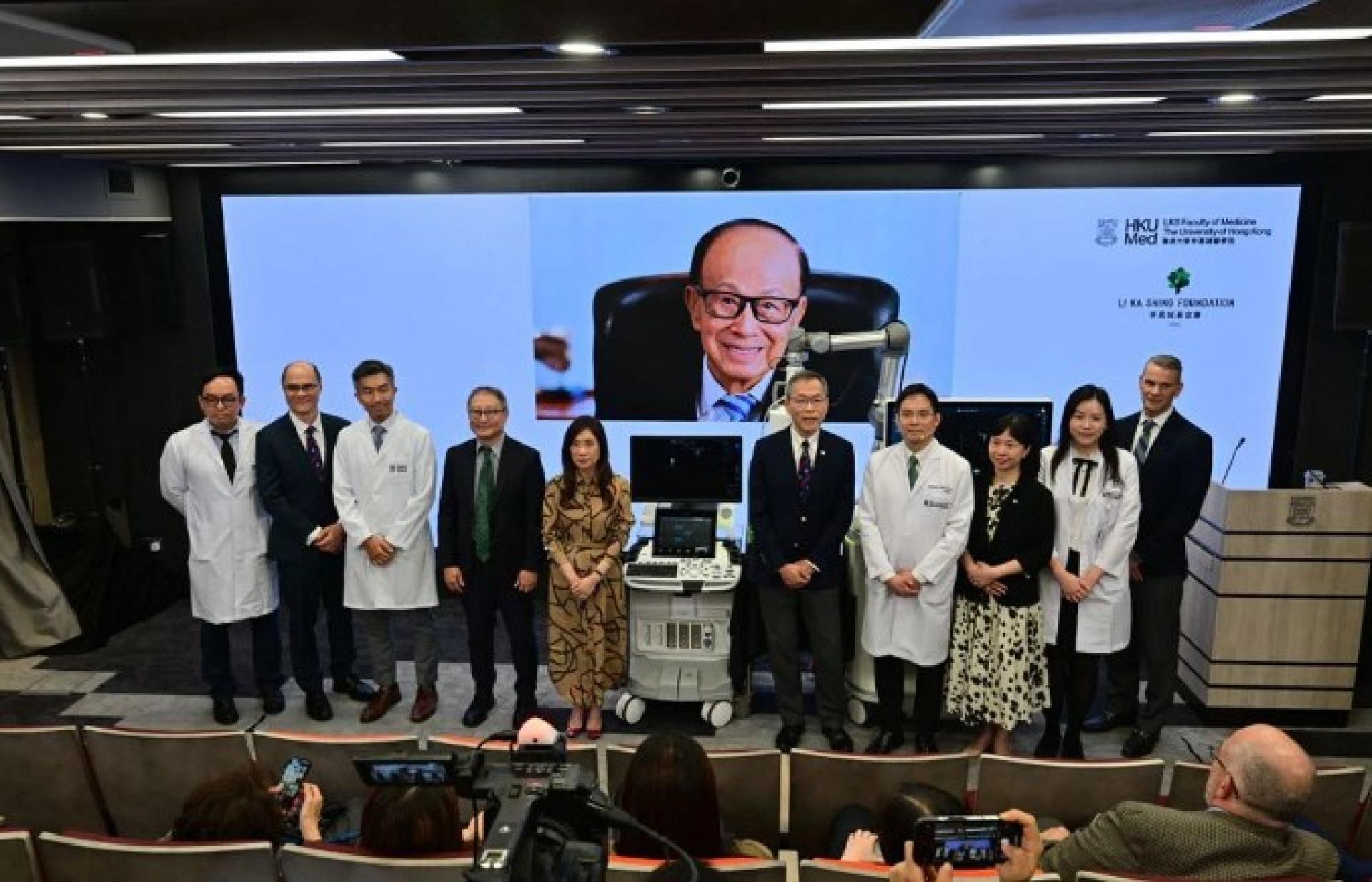 李嘉诚基金会早前捐赠肝癌治疗仪器予香港大学李嘉诚医学院时，李嘉诚现场连线见证。