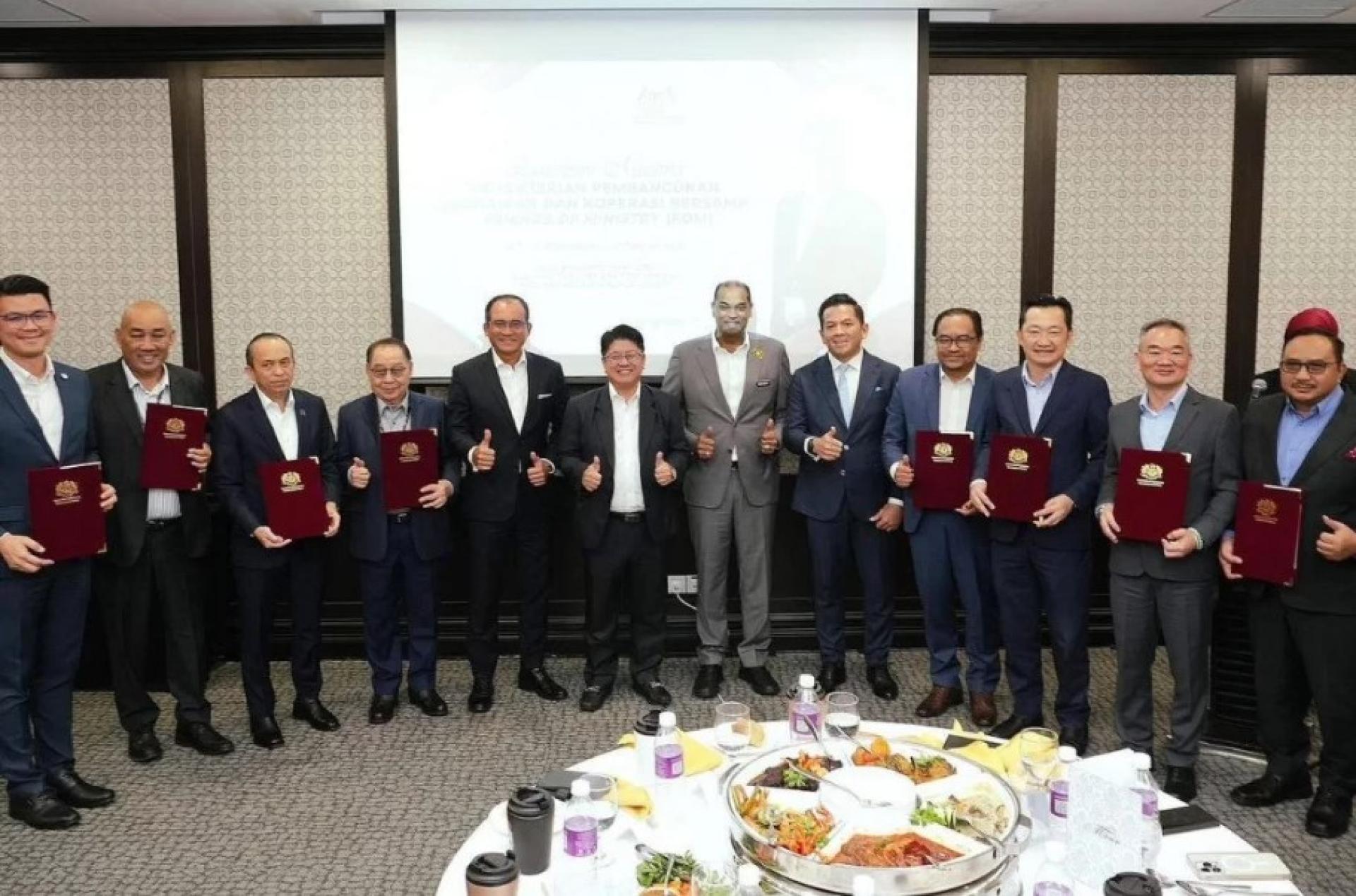 （左2起）埃德温与理查拉布在接领委任信后，与部长依旺（中）合影。