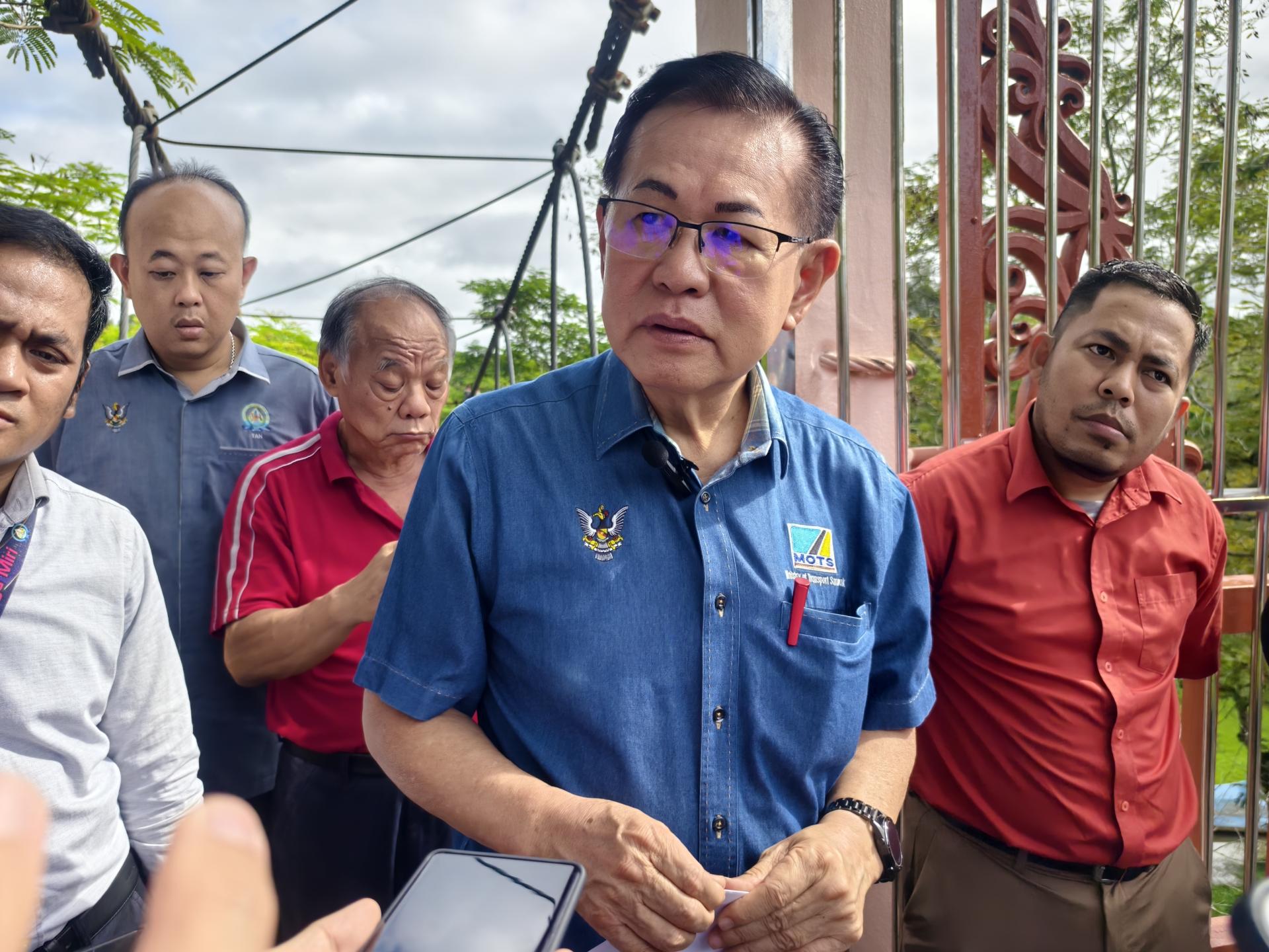 砂拉越交通部长拿督李景胜呼吁相关单位加强协调，共同改善交通系统及配套设施，满足公众需求。