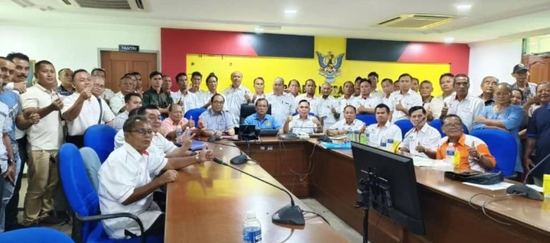 Rolland mempengerusikan Mesyuarat KMKK Meluan Daerah Pakan di Pejabat Daerah Pakan, pada Selasa petang.
