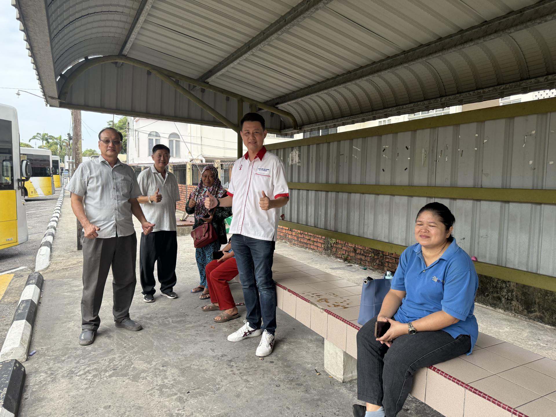 林思健在视察时，也借此机会与乘搭公共巴士的民众交流合影。