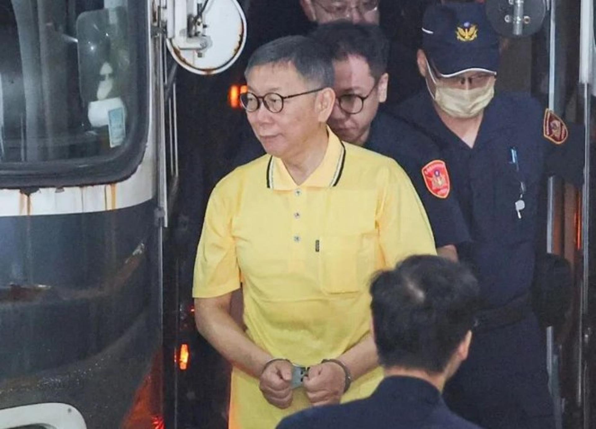 柯文哲“8张巨额支票”遭查获。