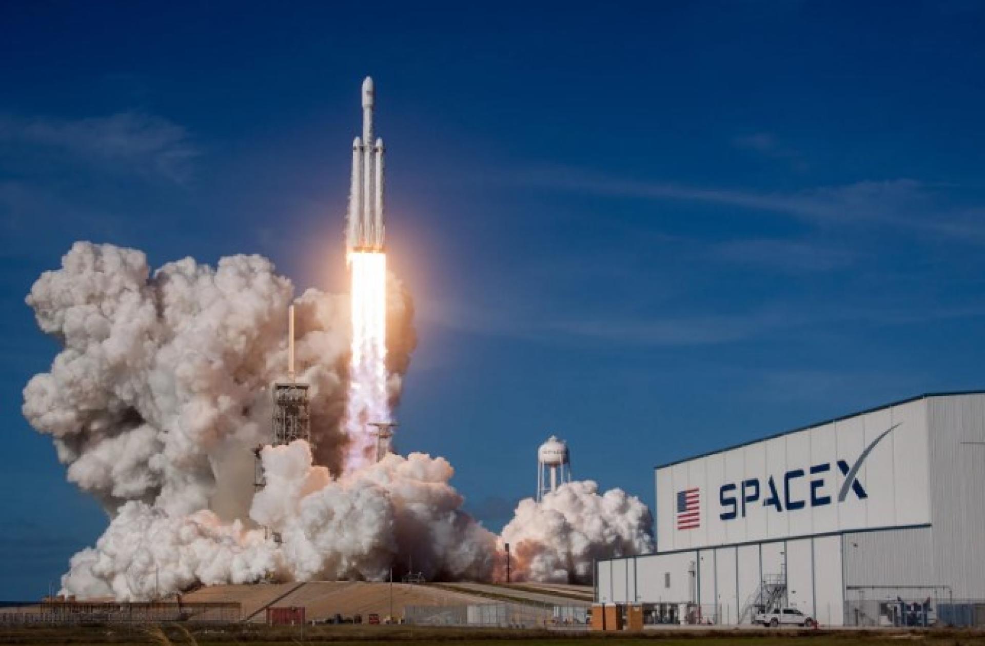 SpaceX及其投资者已同意以每股185美元的价格购买公司高达12亿5000万美元的普通股，公司估值约为3500亿美元。