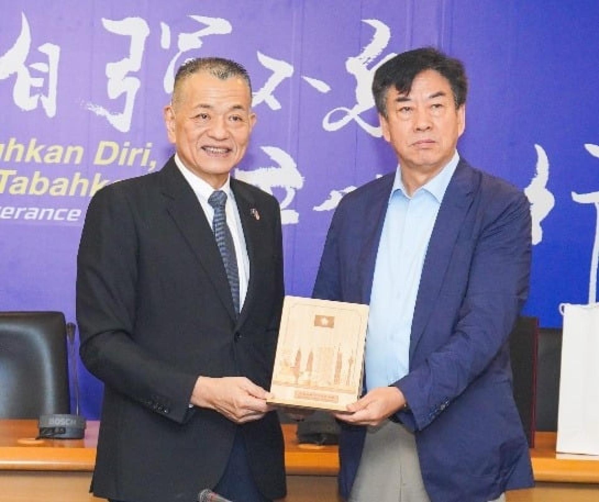 陈德钦赠送纪念品予张旭东，期许马华能够协助更多中马企业在“一带一路”大框架下展开更高质量、更具前景的合作，携手推动马中两国在经济、文化、人文等领域的互利共赢。