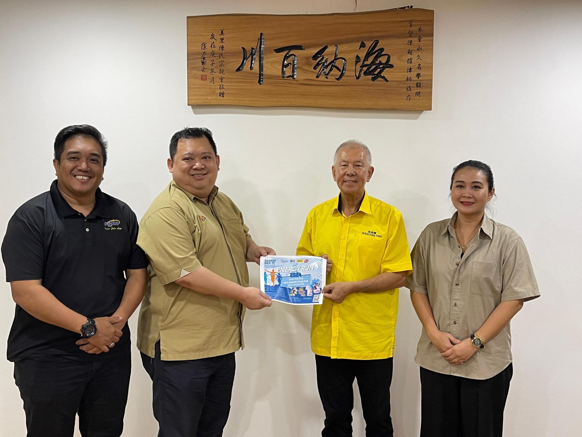 美里广播电台休闲俱乐部主席张旗何（左2）移交邀请函予砂旅游部副部长拿督陈超耀。