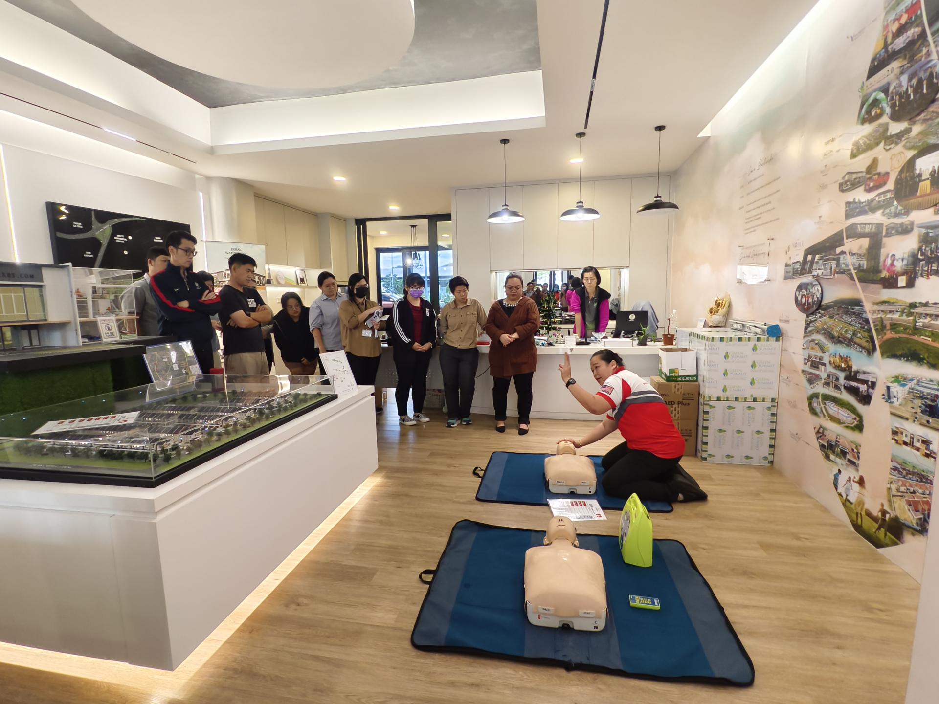 美里红新月会专员说明如何进行CPR 和如何使用自动体外除颤器（AED）。