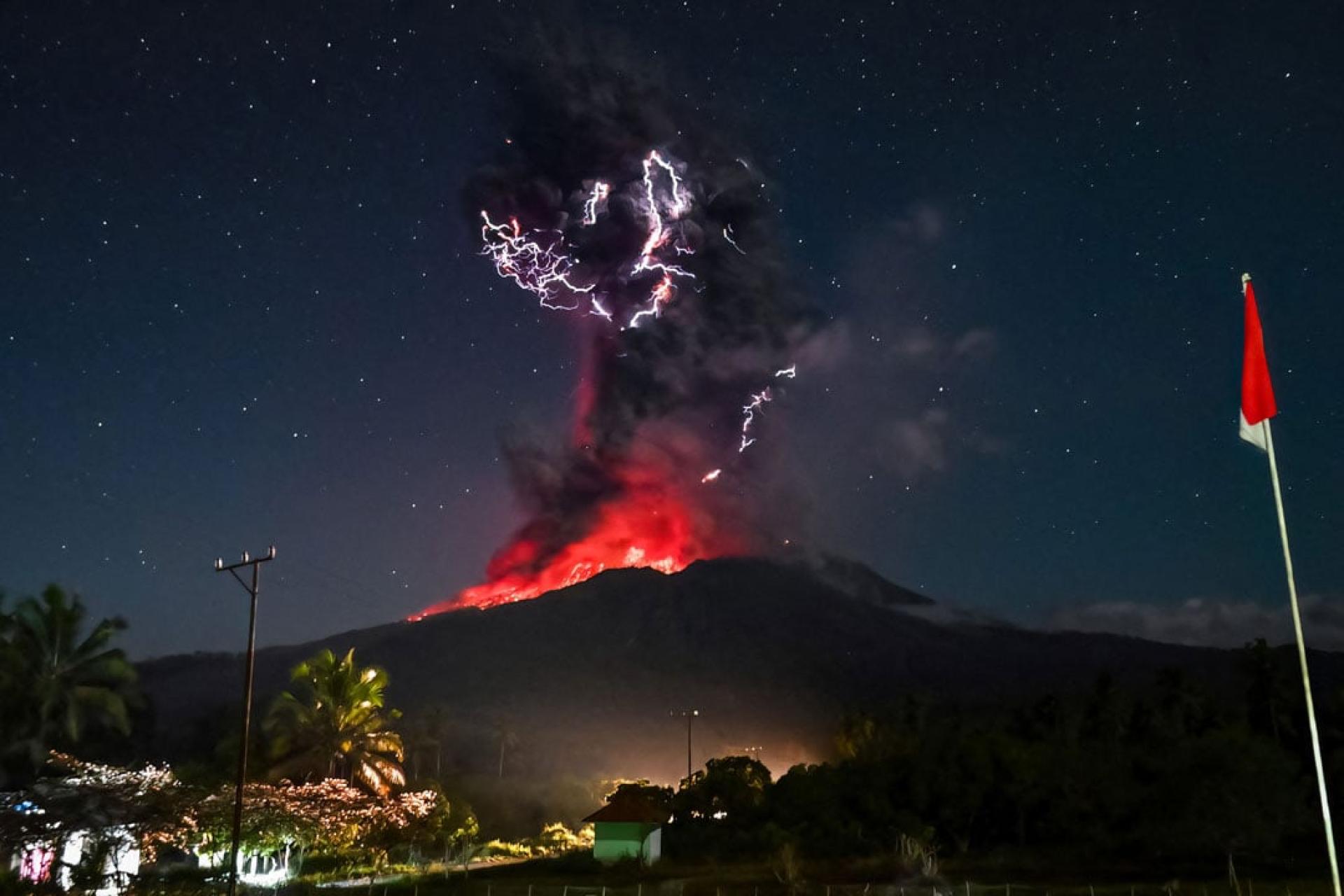 印尼火山和地质灾害减灾中心发布的照片显示，火山灰柱顶部出现火山闪电。