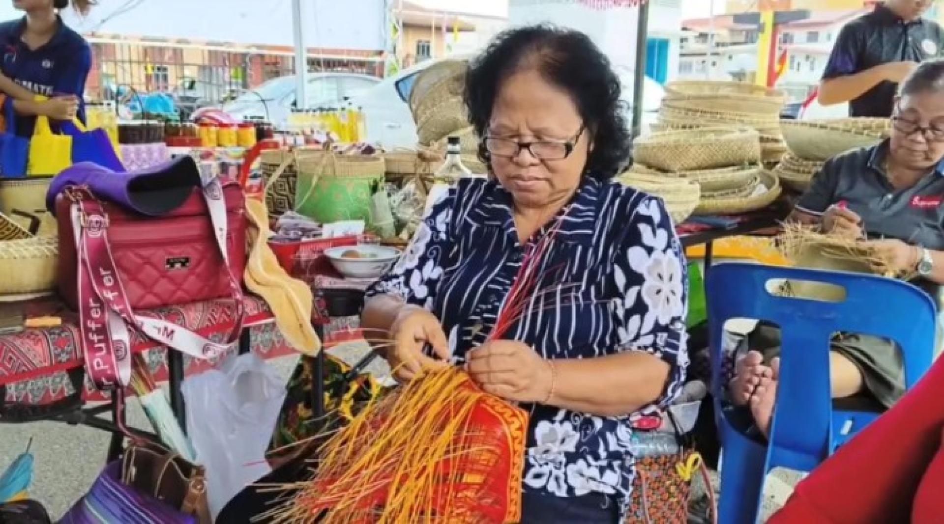 Pesta Sarikei membuka peluang ekonomi kepada penjaja kecil Sarikei.