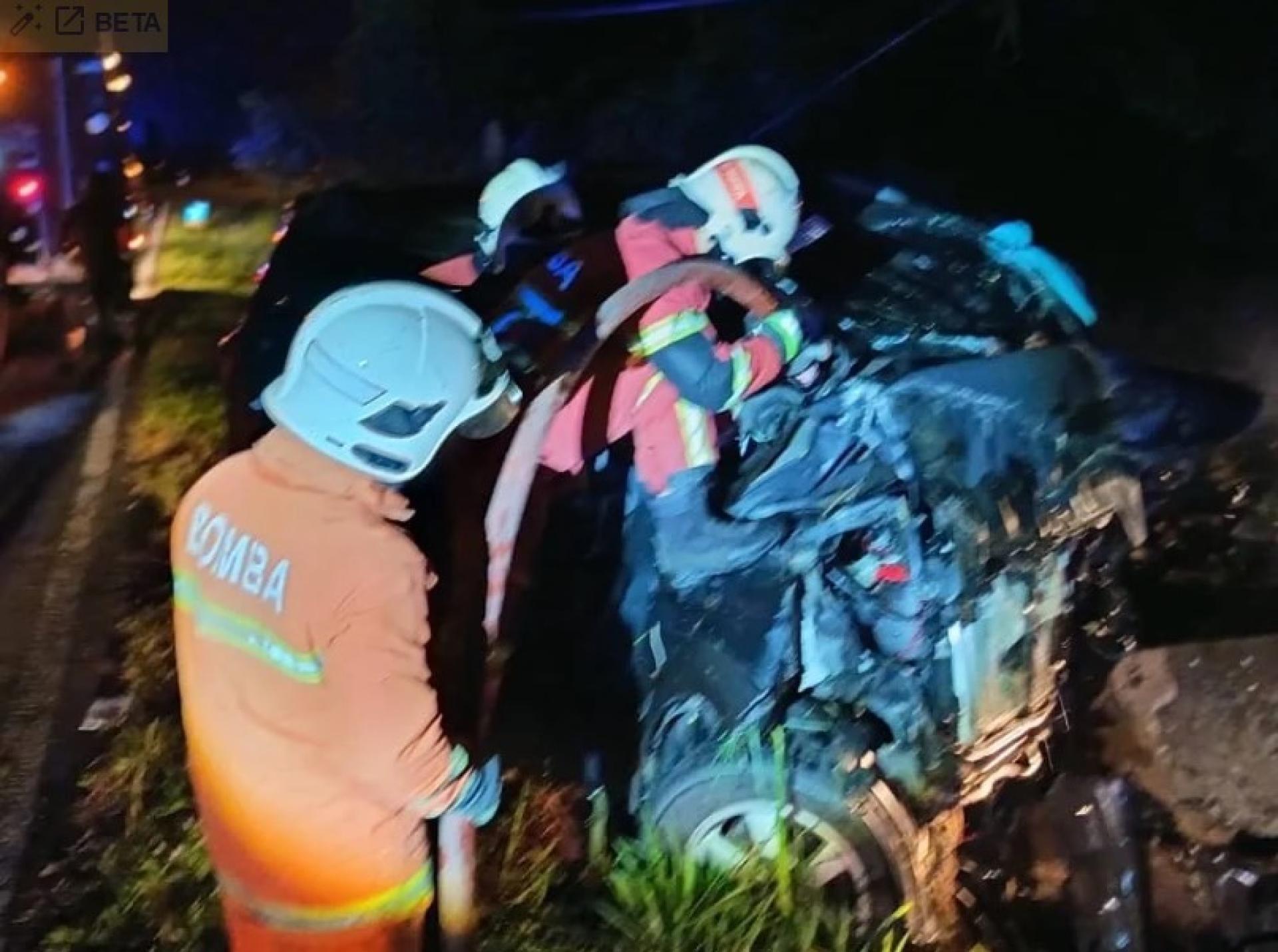 Pasukan bomba menjalankan operasi menyelamat mangsa daripada kenderaan.
