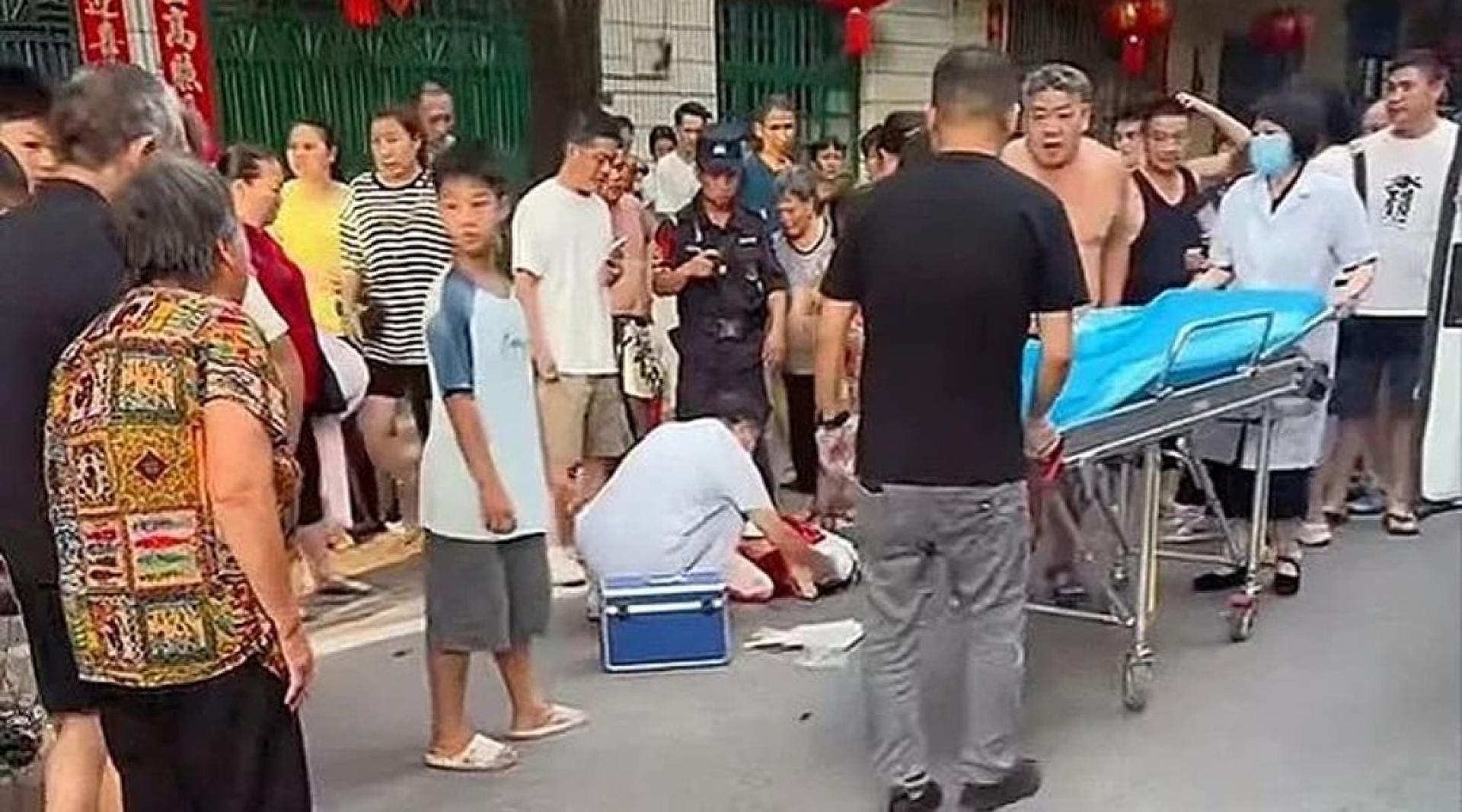 医护人员将伤者送院医治。