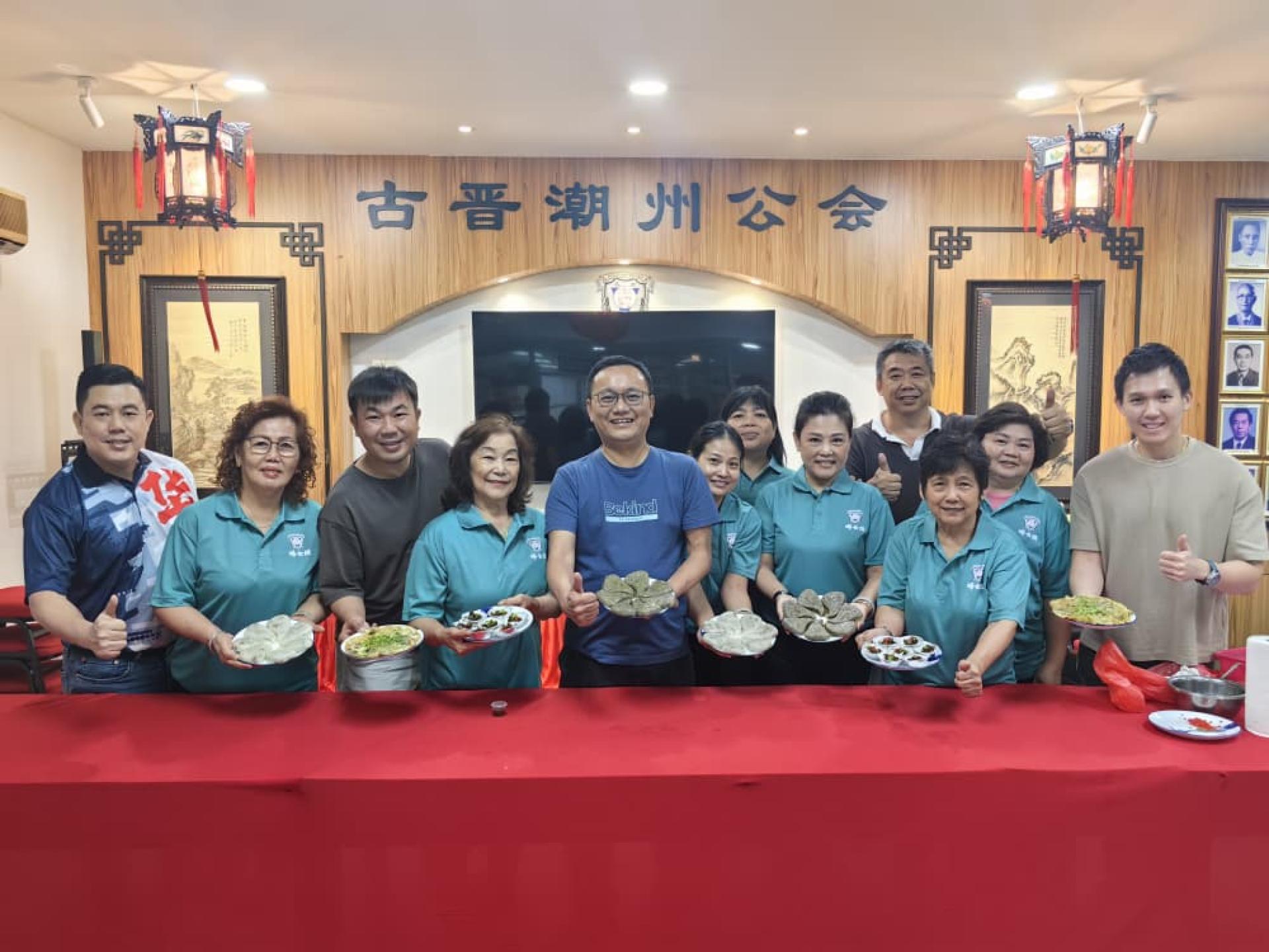 古晋潮州公会会长陈家福（左五）与参与美食制作的妇女组、青年团理事与执委已于日前提前推介展销品项，为即将登场的展销会预热造势。