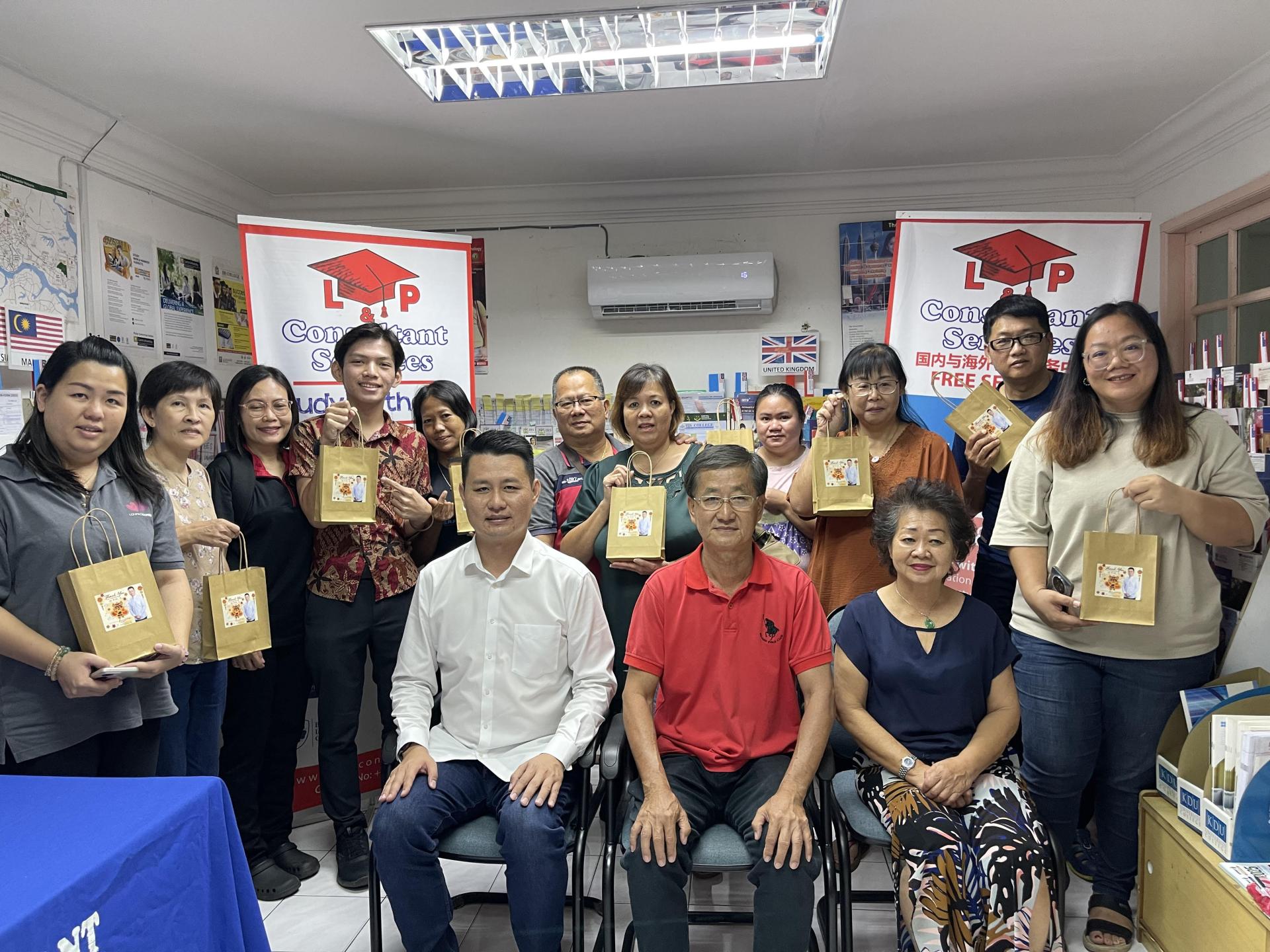 全体出席领取教育基金的大学生和家人代表与基金成员合影。