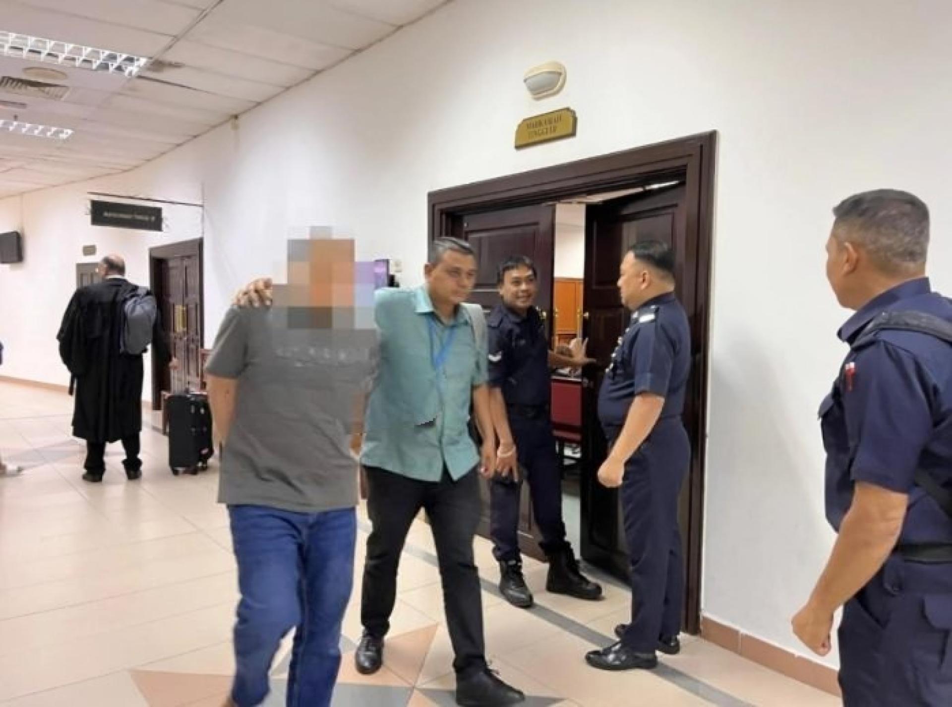 被告在高庭聆审后由警员带离法庭。