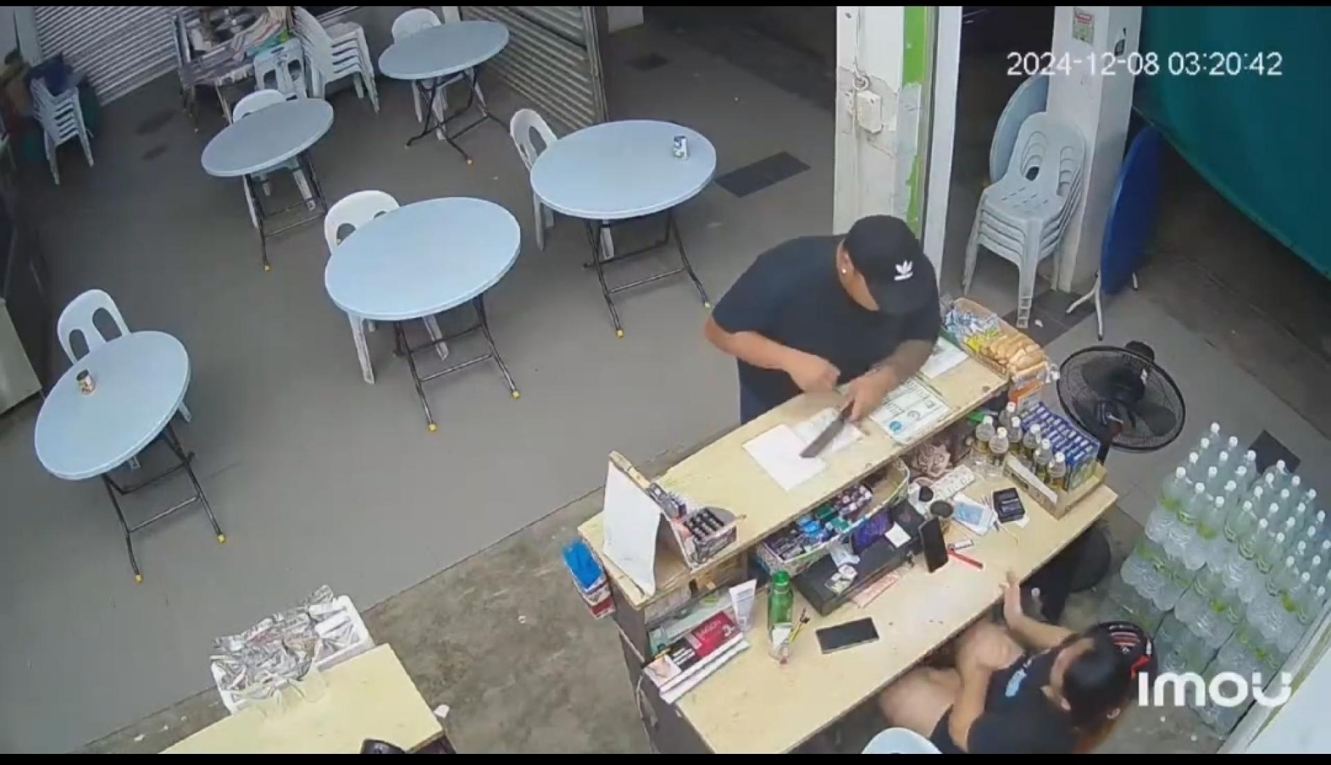 男子持刀搶劫的闭路电视截圖。