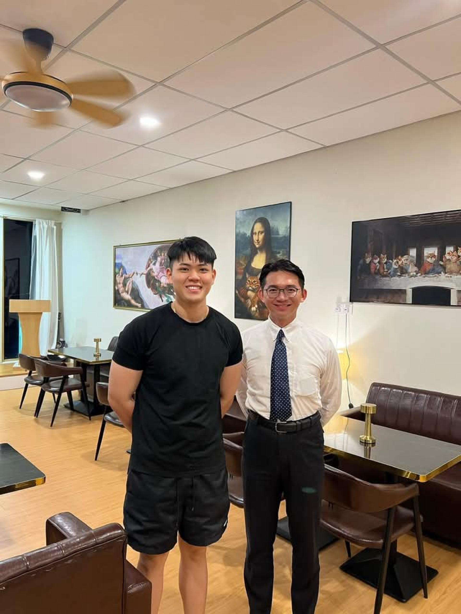 官家丞（右）曾到访Aluk（左）的咖啡馆，两人曾合照并上传社交媒体，事件发酵后，有网民留言批评，他的亲友也劝他谨慎交友。（图取自官家丞脸书）