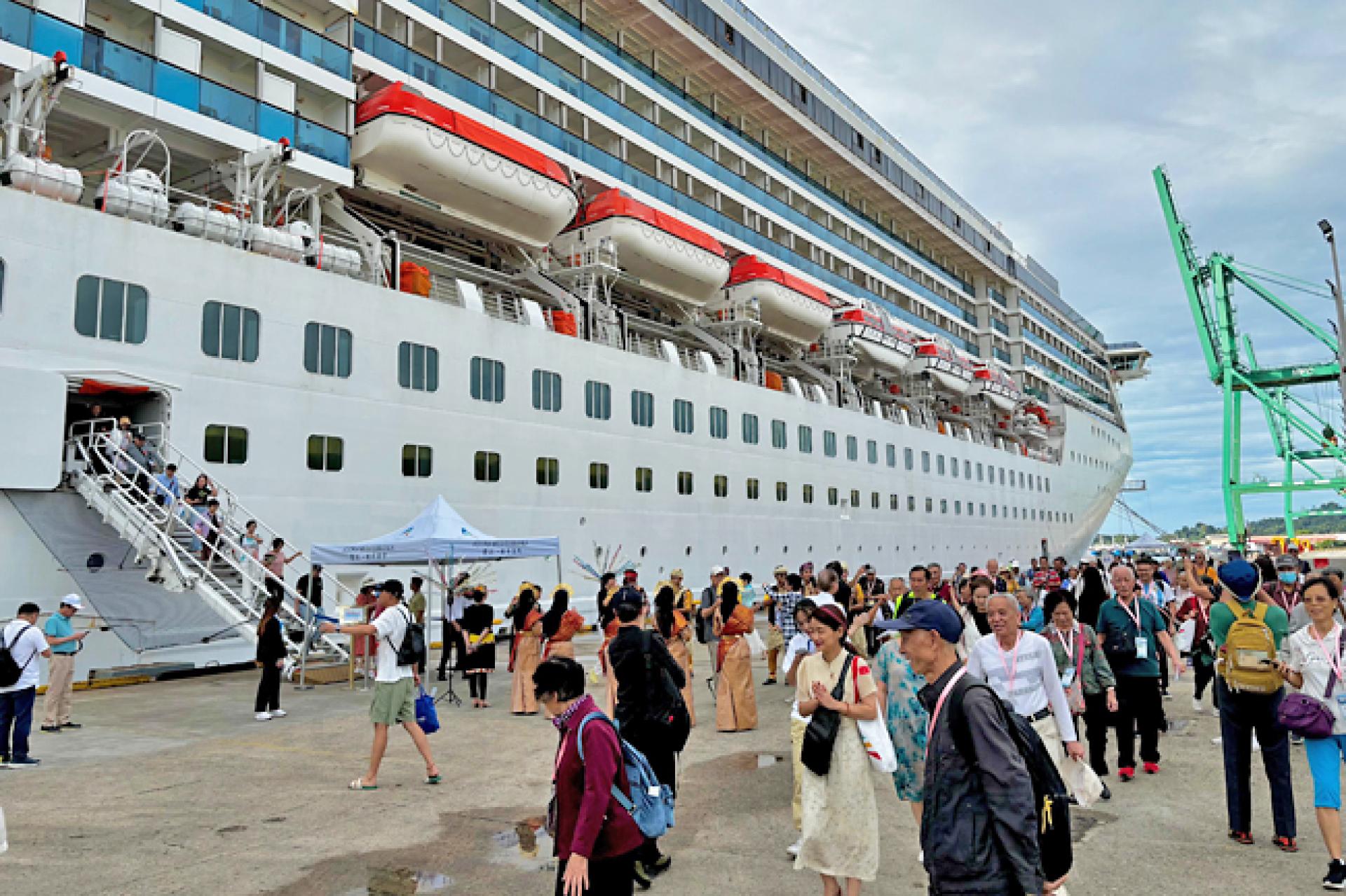 中国旅客下船进行暂短旅游