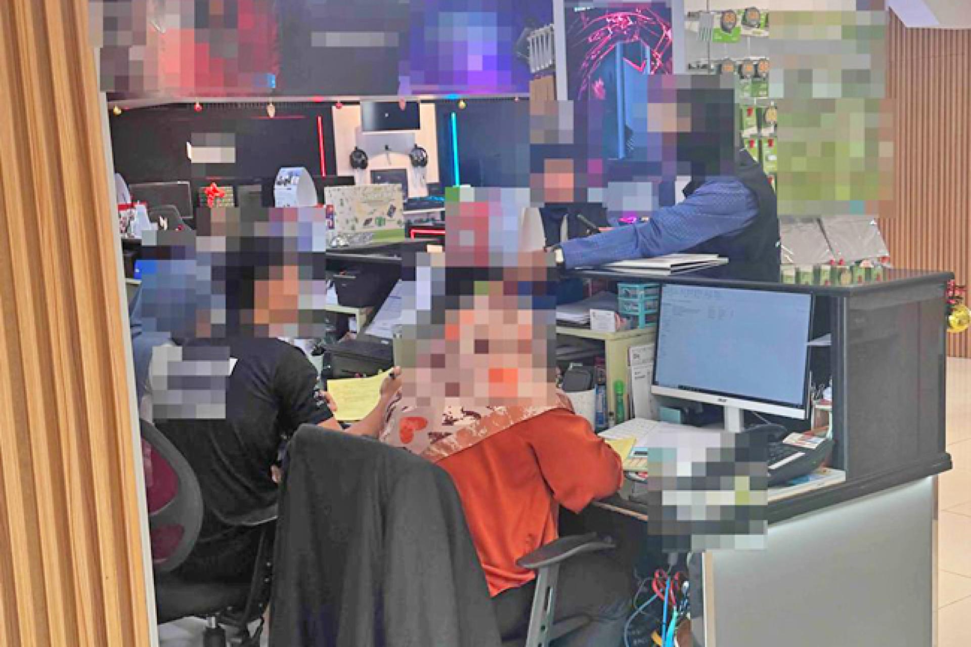 执法人员进行检查行动