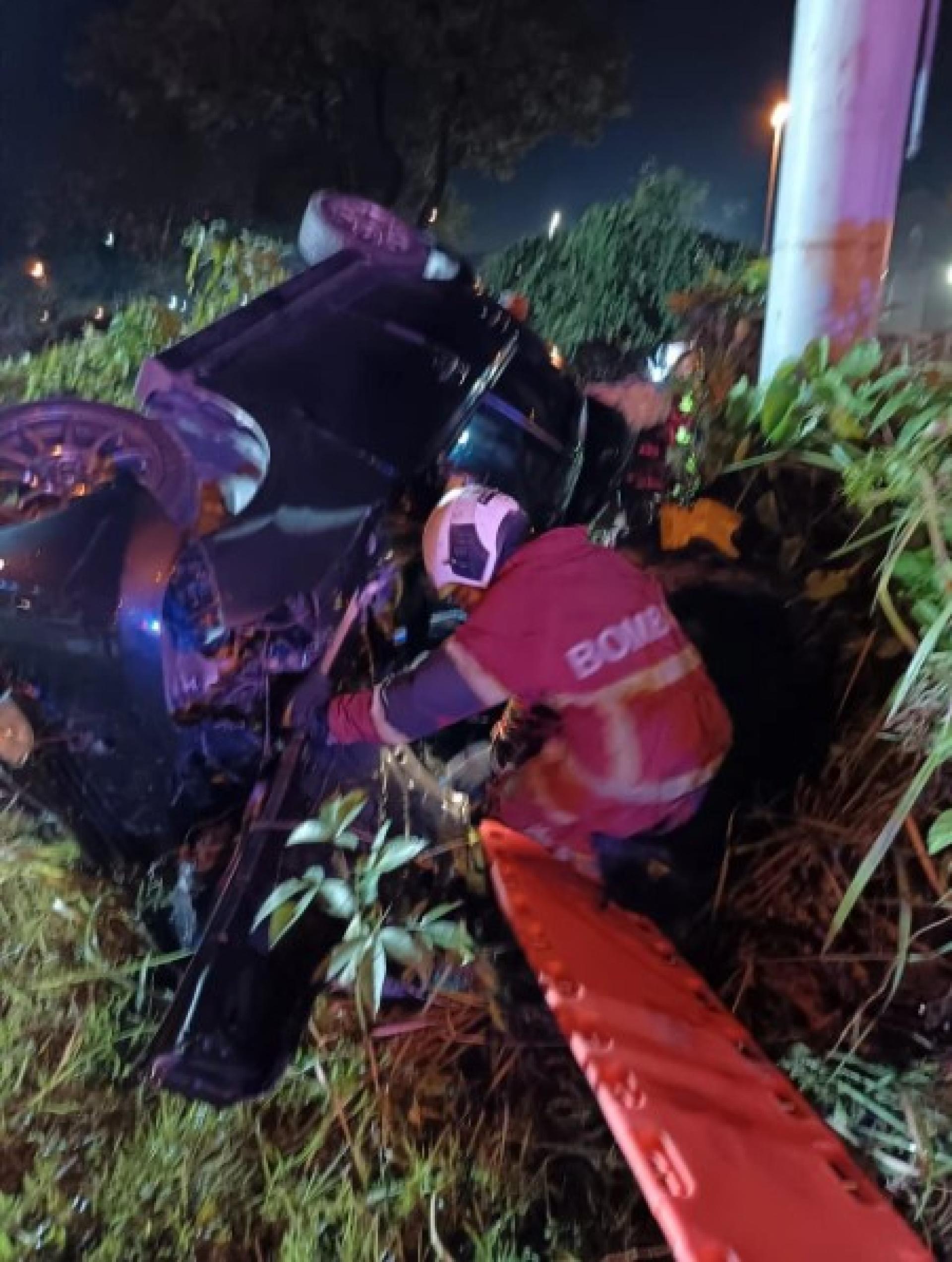 Seorang lelaki maut dalam kemalangan kendiri di Jalan Merbau berhampiran Pelabuhan Kuching, awal pagi ini.