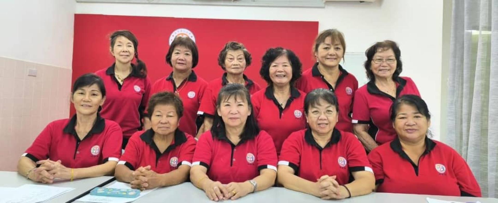 “庆冬至迎圣诞暨神秘面具奇装异服之夜”筹备会成员合影。