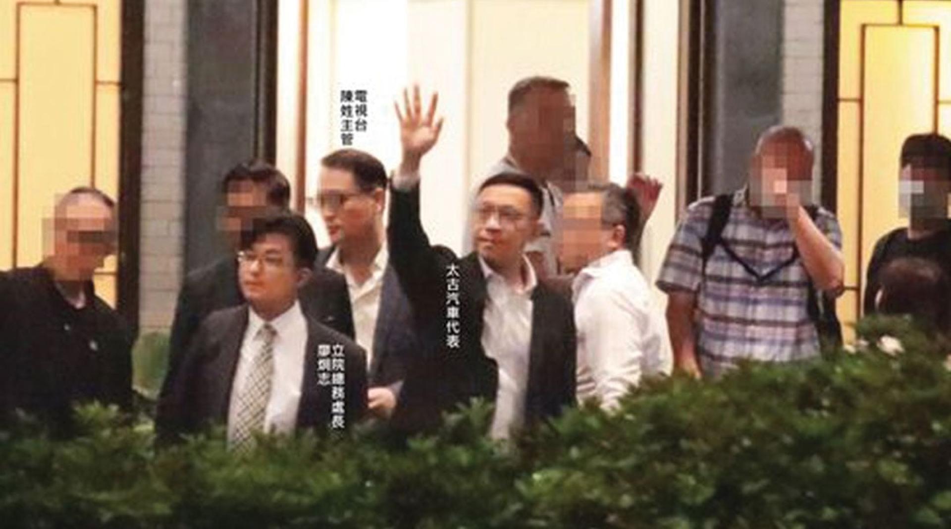 太古汽车代表、台湾立法院人士结束餐叙后步出餐厅。