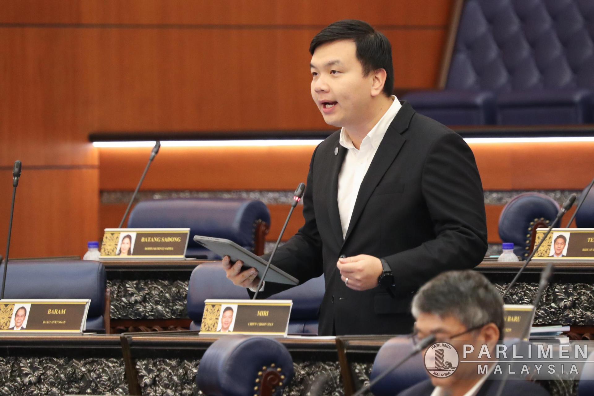 美里国会议员赵俊文在国会上感谢教育部。