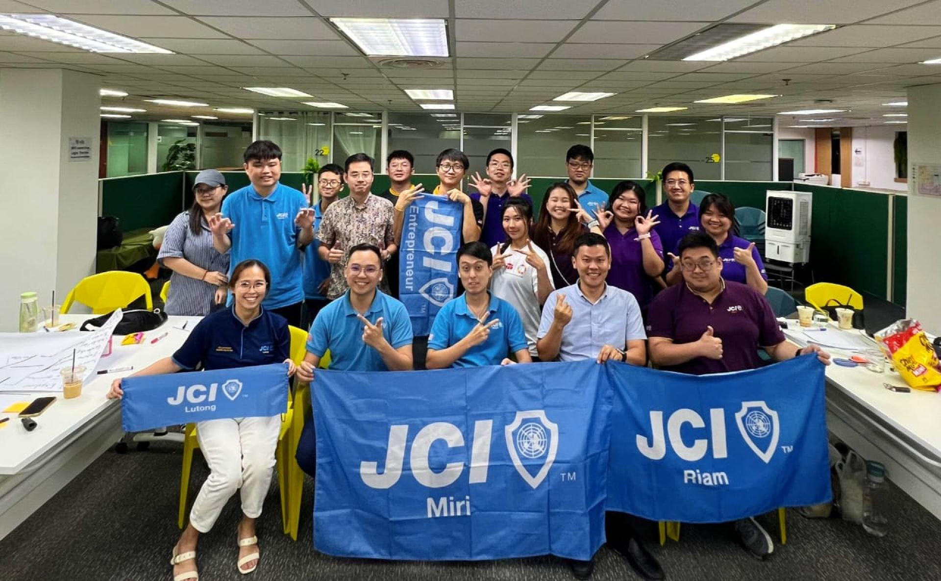 “JCI Inspire 2.0”领导力培训课程。前排坐者左起为美里罗东国际青年商会会长洪彩珊、马来西亚砂区国际青年商会财政兼讲师黄赐权、筹备会主席池同亮、美里国际青年商会会长杨俊能及美里廉律国际青年商会会长许勋耀等人合影。
