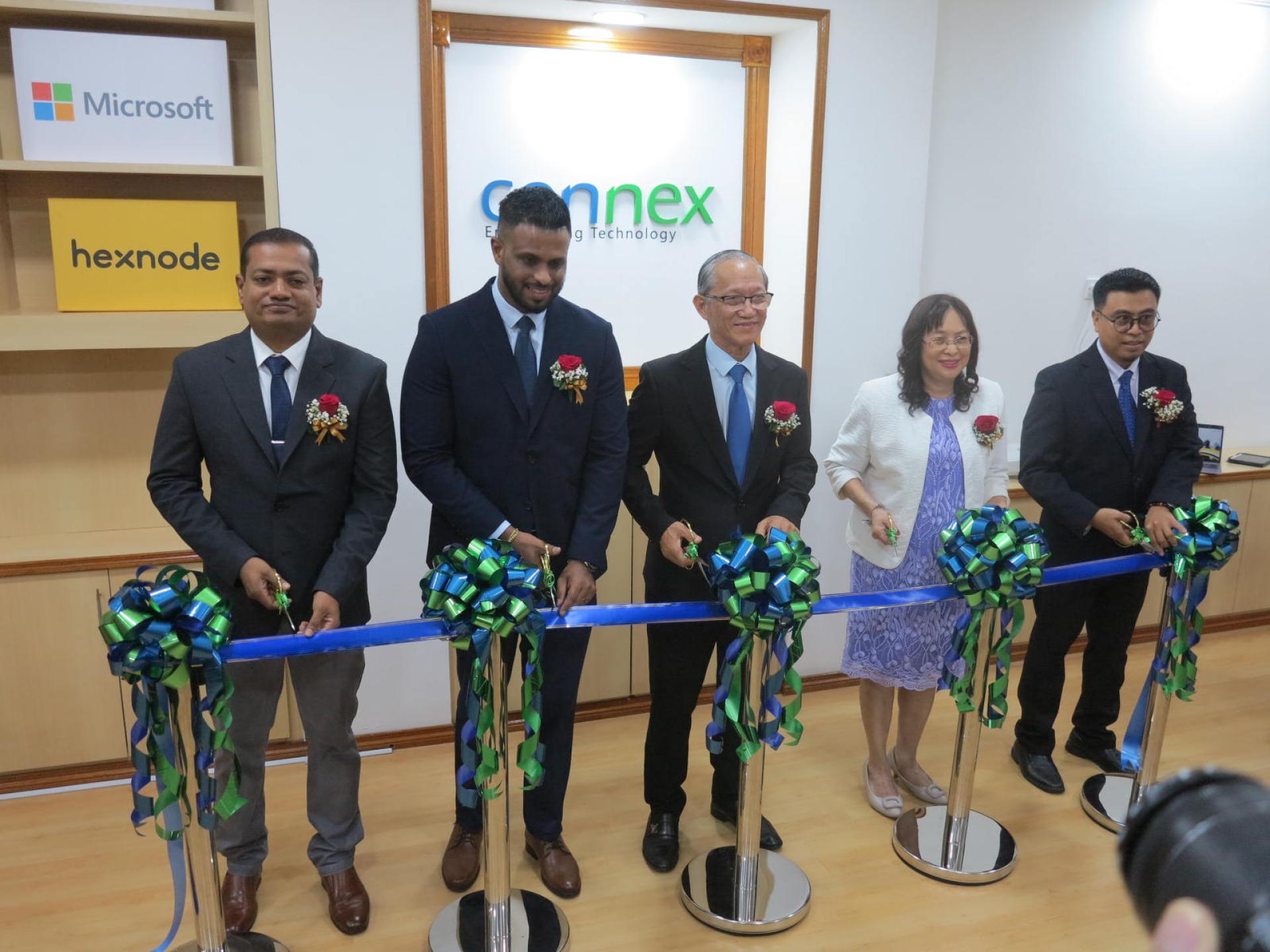 Connex首席营收官Eranga Wickramasinghe、首席营运暨客户执行员Dilshan De Silva、Connex汶莱董事包平生伉俪以及观念电脑软件分销经理Ardoni Siregar共同主持开幕剪彩仪式