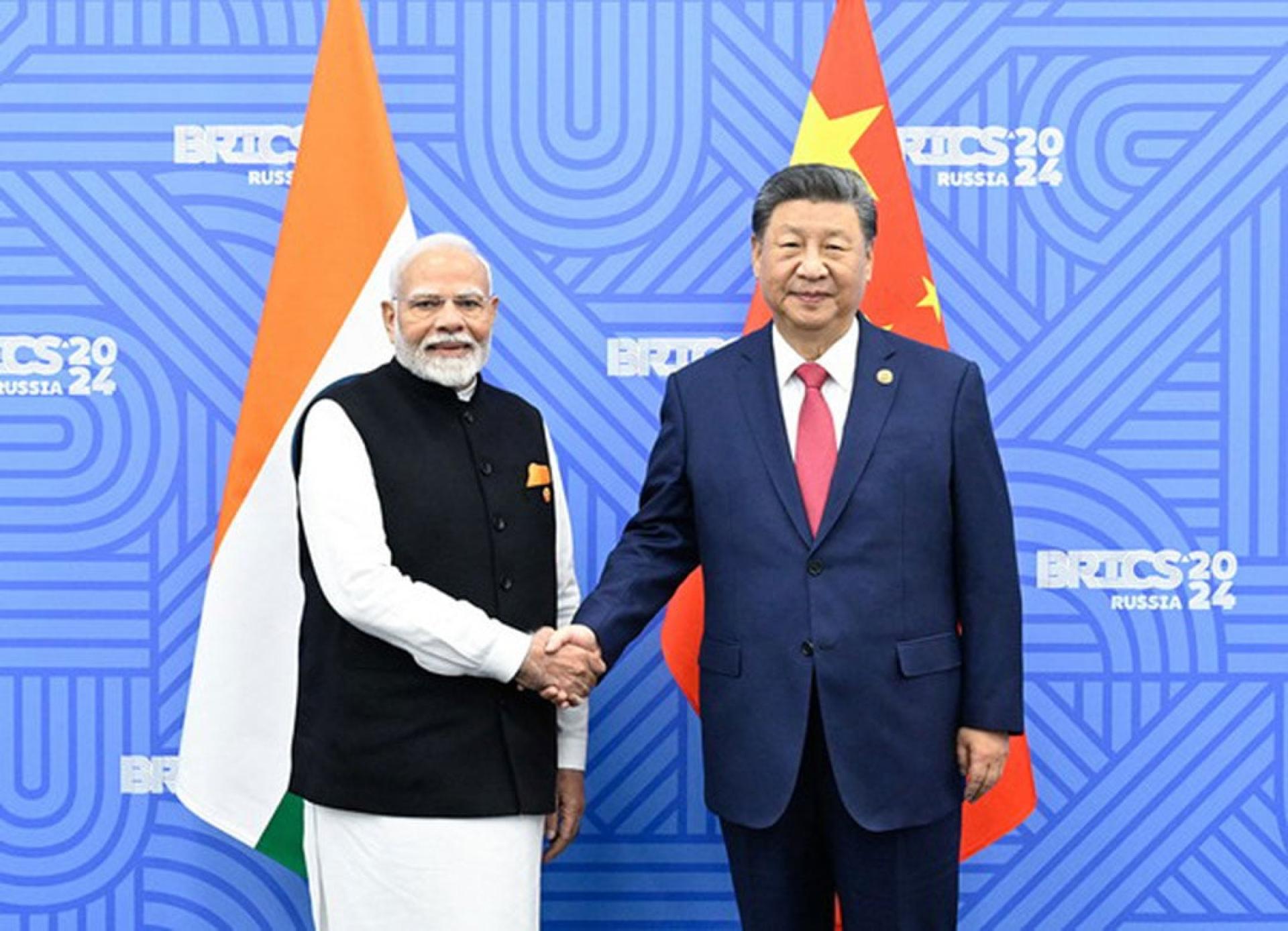 中国国家主席习近平（右）于当地时间2024年10月23日在喀山出席金砖国家领导人会晤期间会见印度总理莫迪（左）（档案照）。