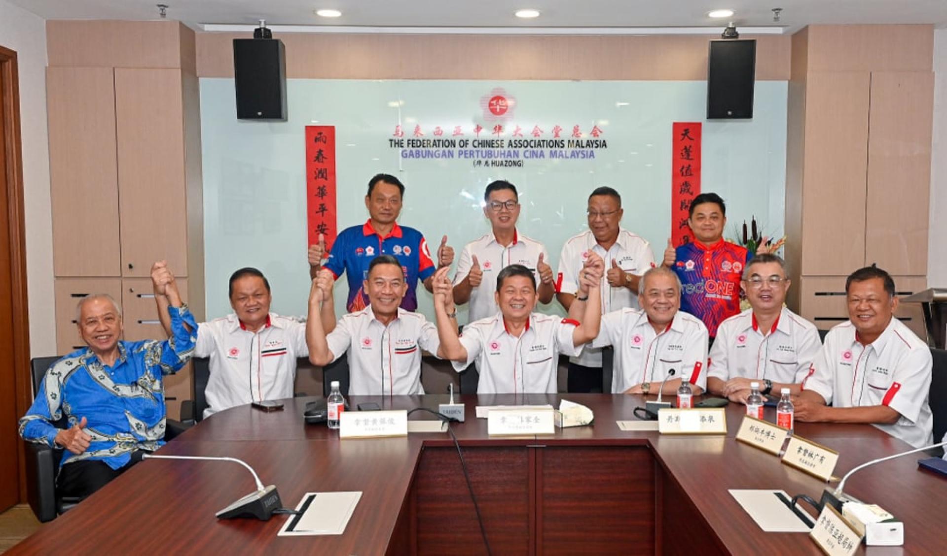 一众华总领袖力挺林家全（前左4）攻打华总会长高职。前排左起符兹菡、陈贵友、黄保俊、吴添泉、郑炳丰、陈亚超和林广有。