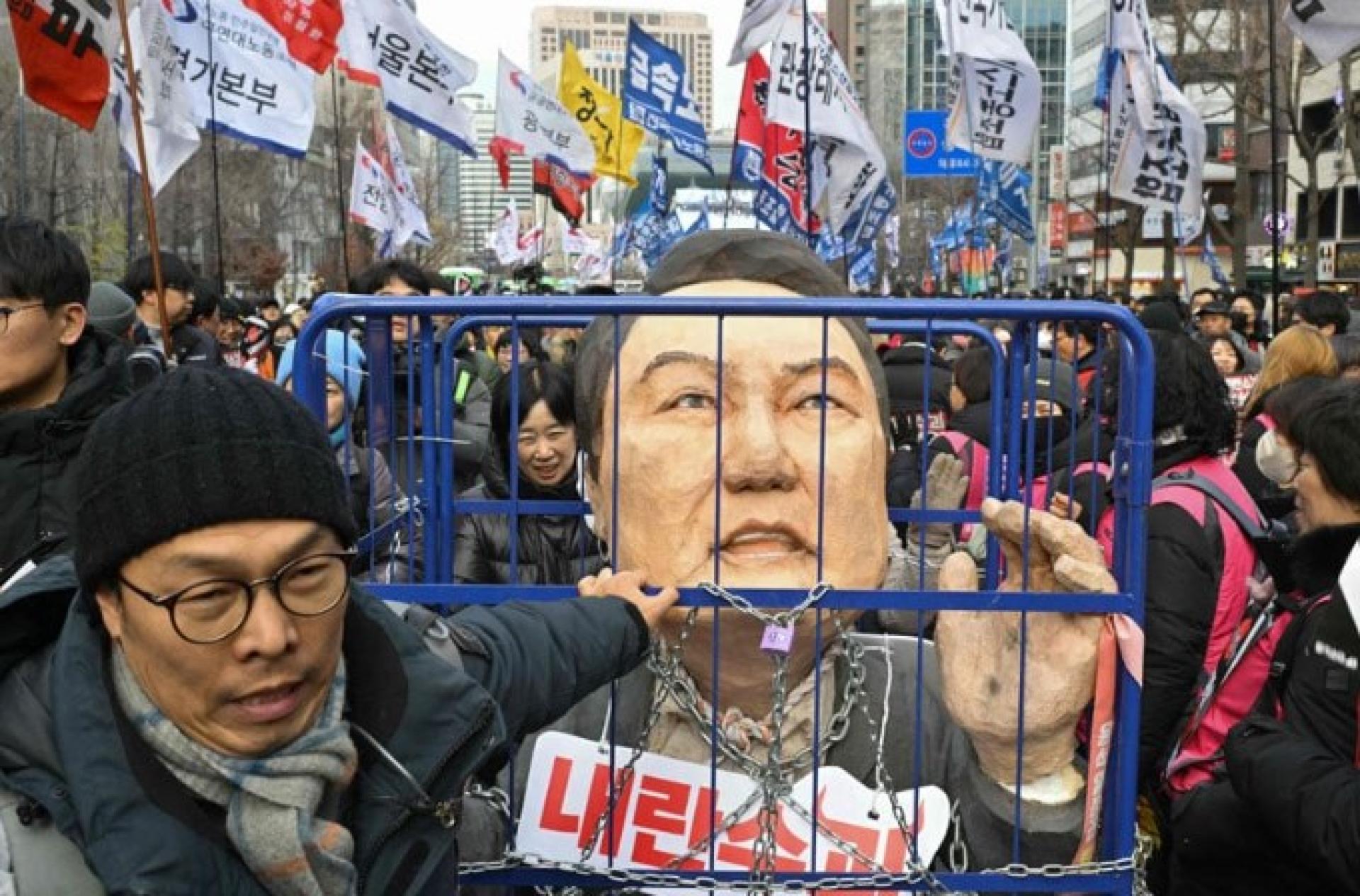 来自劳工团体的示威者在首尔市政厅外参加抗议活动，要求尹锡悦下台。