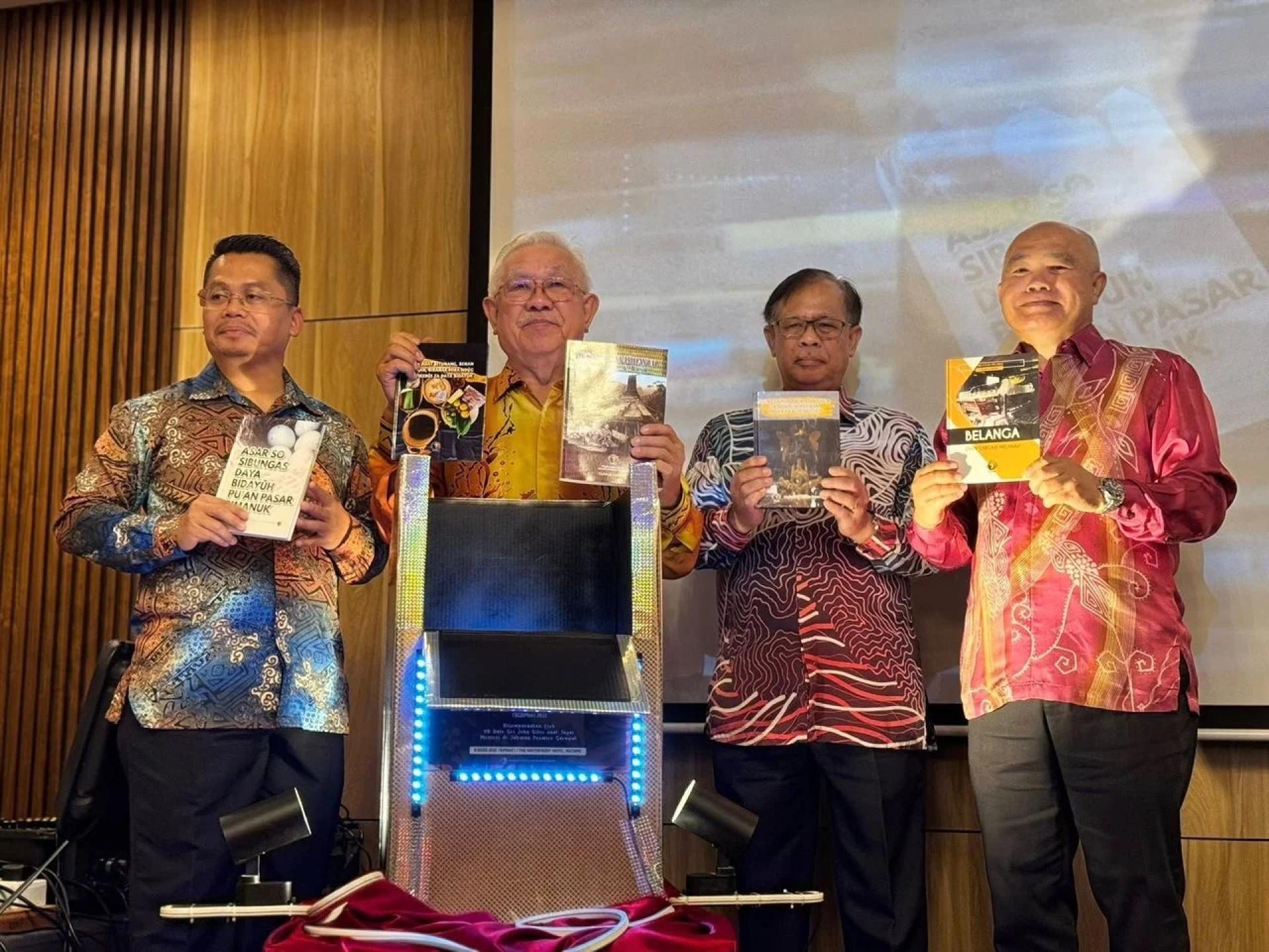 Sikie (dua kiri) menyempurnakan simbolik ketika merasmikan Program Hari Inovasi MAIS 2025 dan Majlis Pelancaran Lima Buku yang berlangsung di Hotel Waterfront, di sini, semalam.