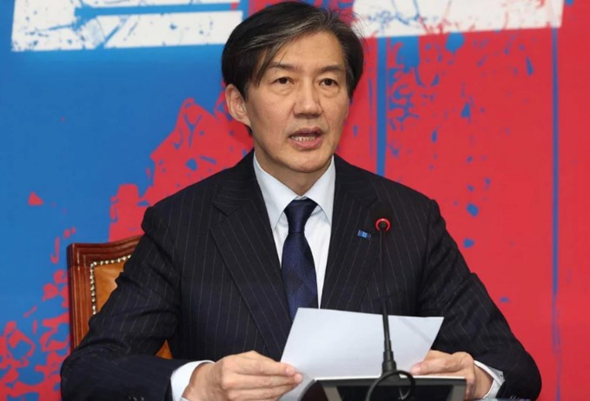 祖国革新党党魁曹国周四在“弹劾”大字布景布板前发表讲话。