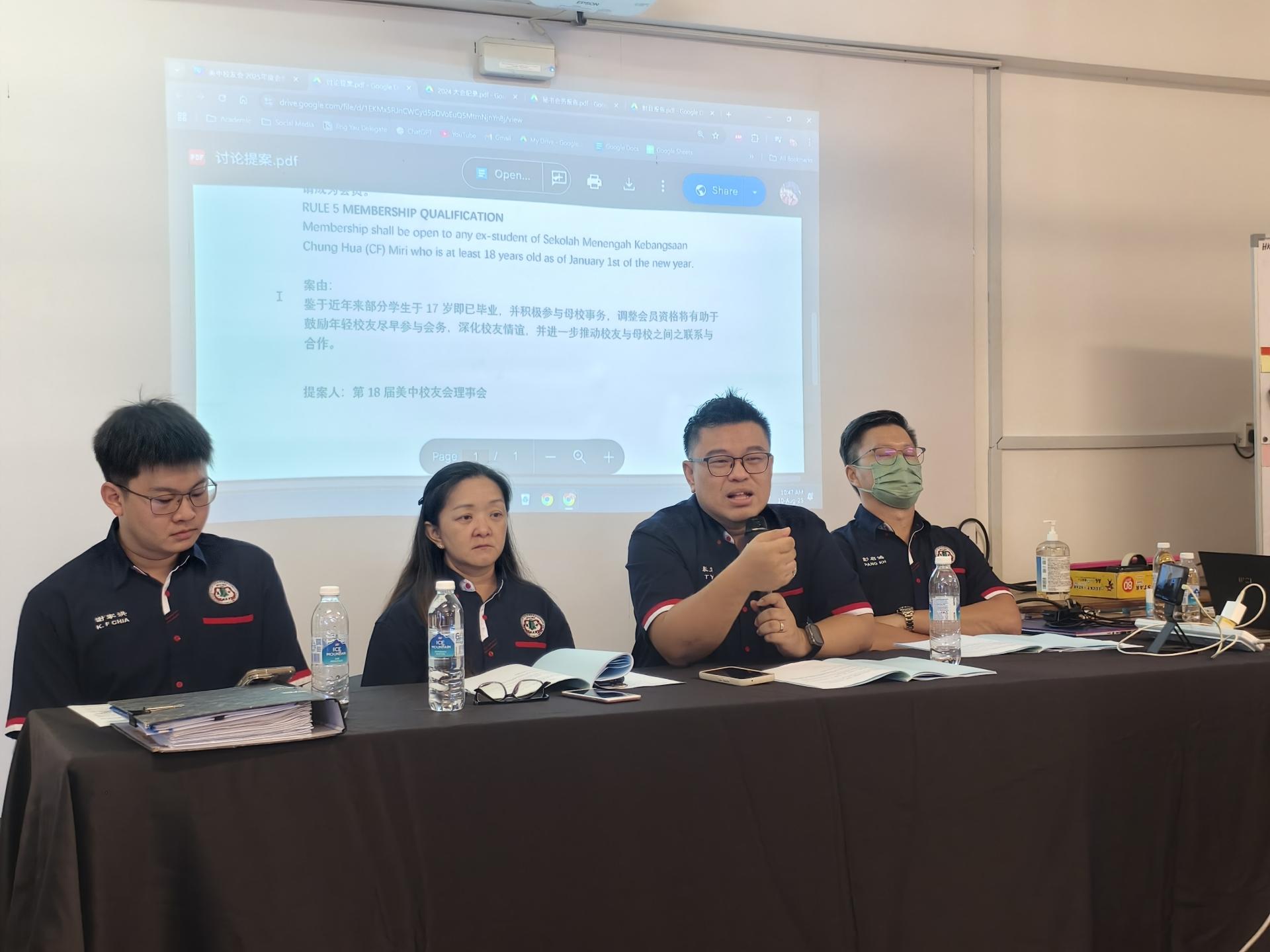 美中校友会2025年度会员大会进行时摄。左3为会长张元德。