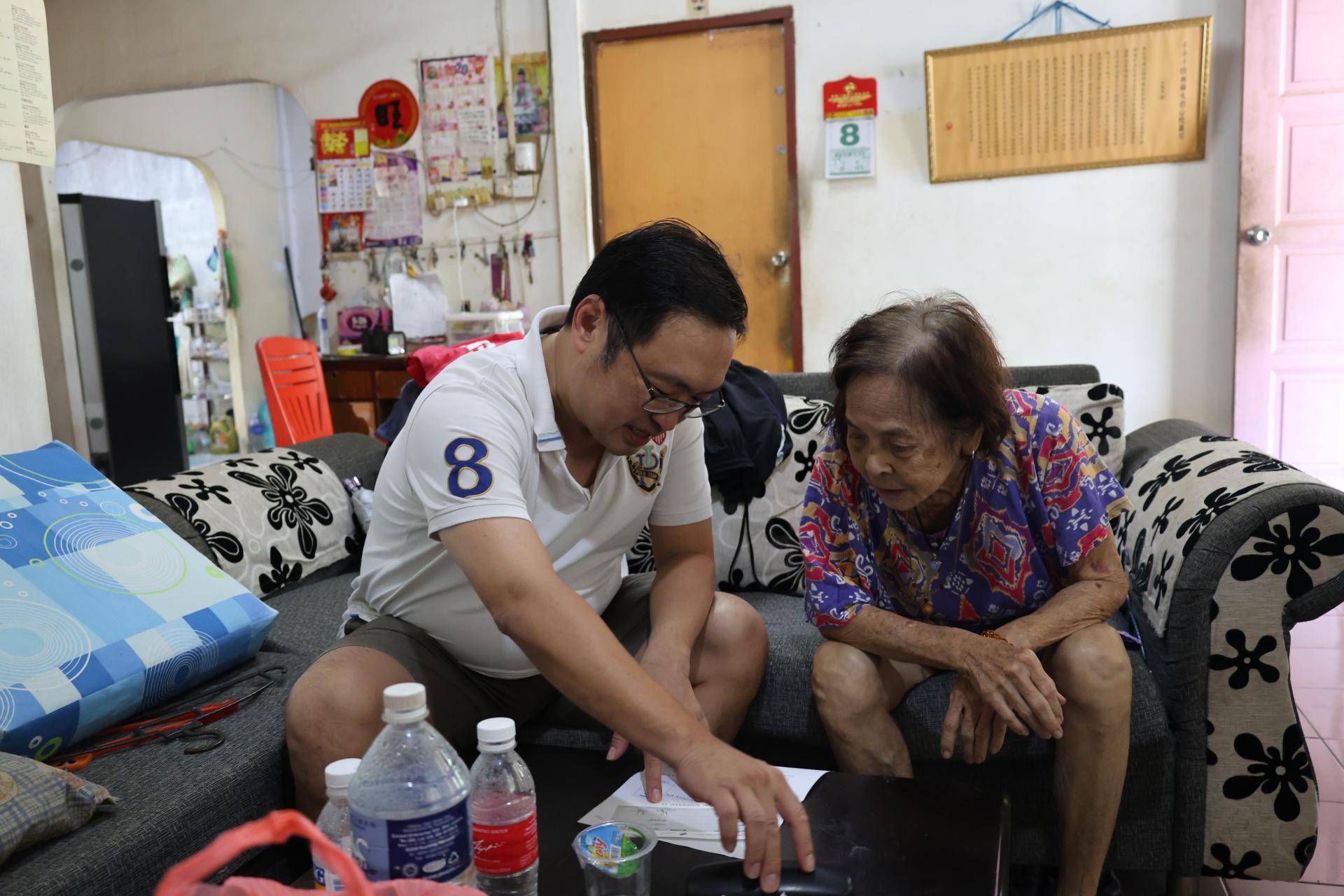 砂行动党实旦宾区国会议员张健仁亲赴石角葫芦顶一户长者陈姰娥送上援助金，向这户陷入困境的家庭送上温暖及关怀。