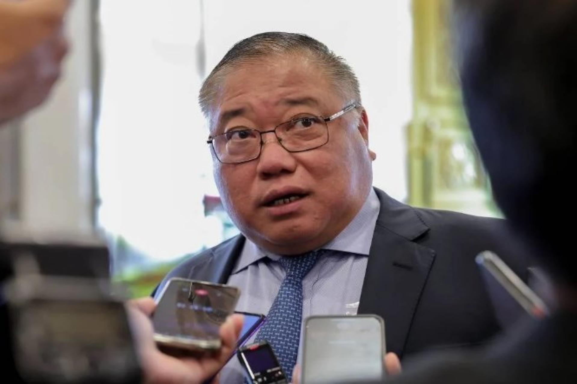 张庆信反问要他辞职的人，他做错什么？若有不足之处，可坦诚相告。