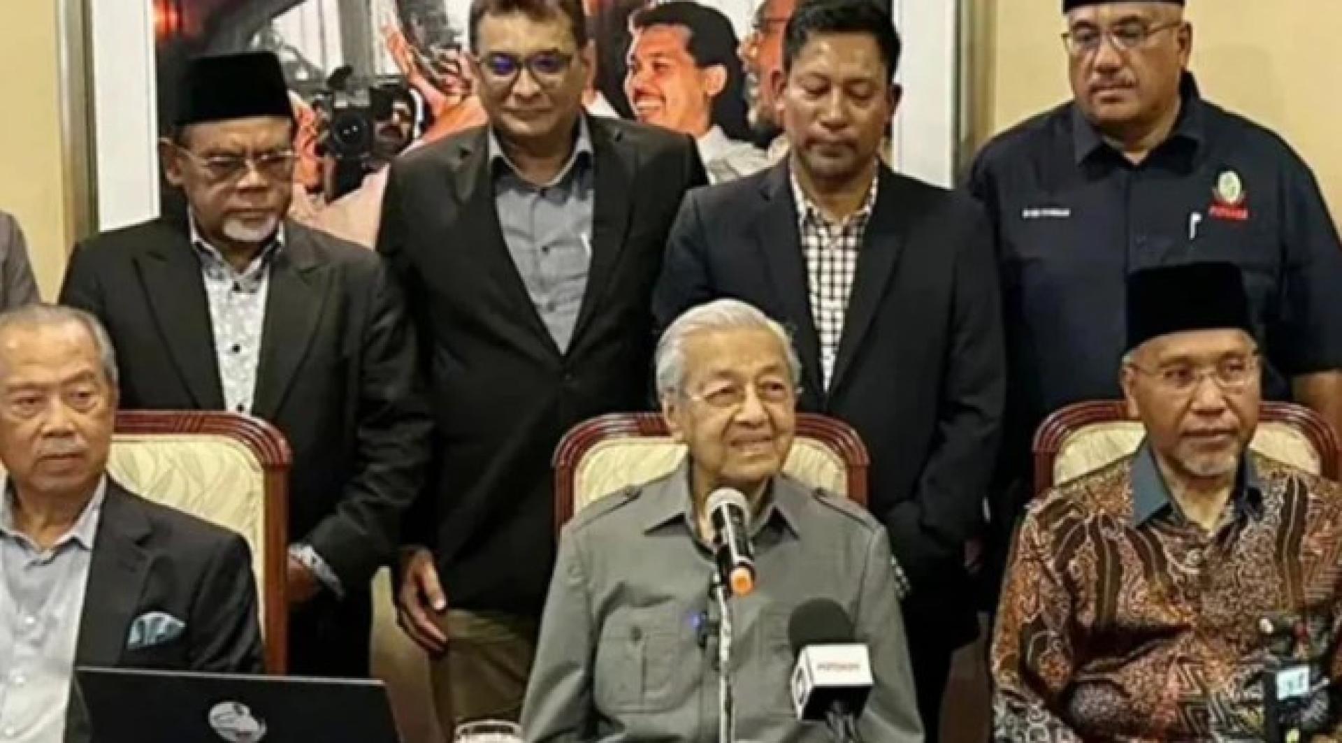 马哈迪（前排中）：马来人都面对相同的问题，所以我们必须要团结一致。前排左起为慕尤丁及依德利斯阿末。