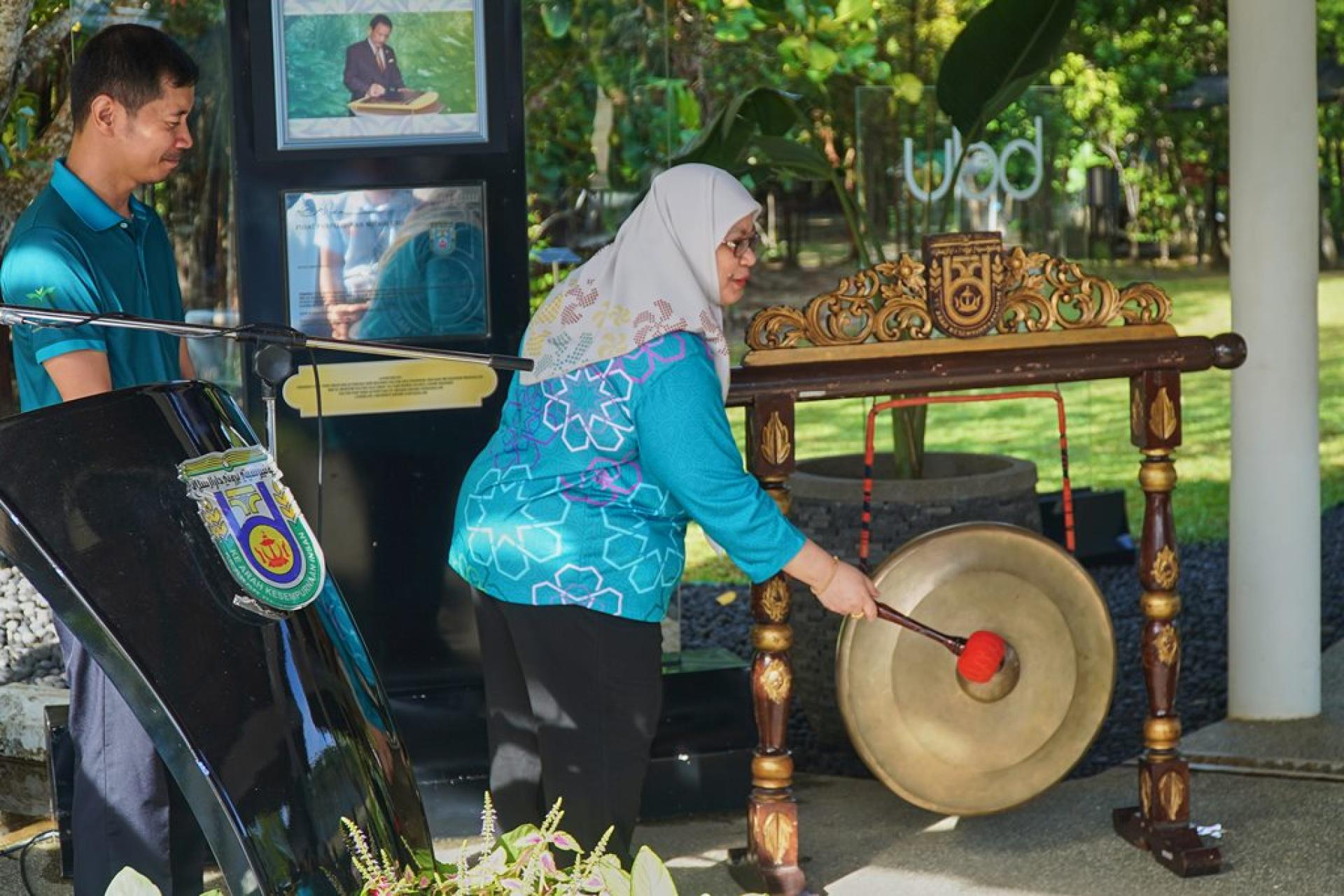 主要资源和旅游部常任秘书 Hajah Tutiaty主持教育旅游配套启动仪式